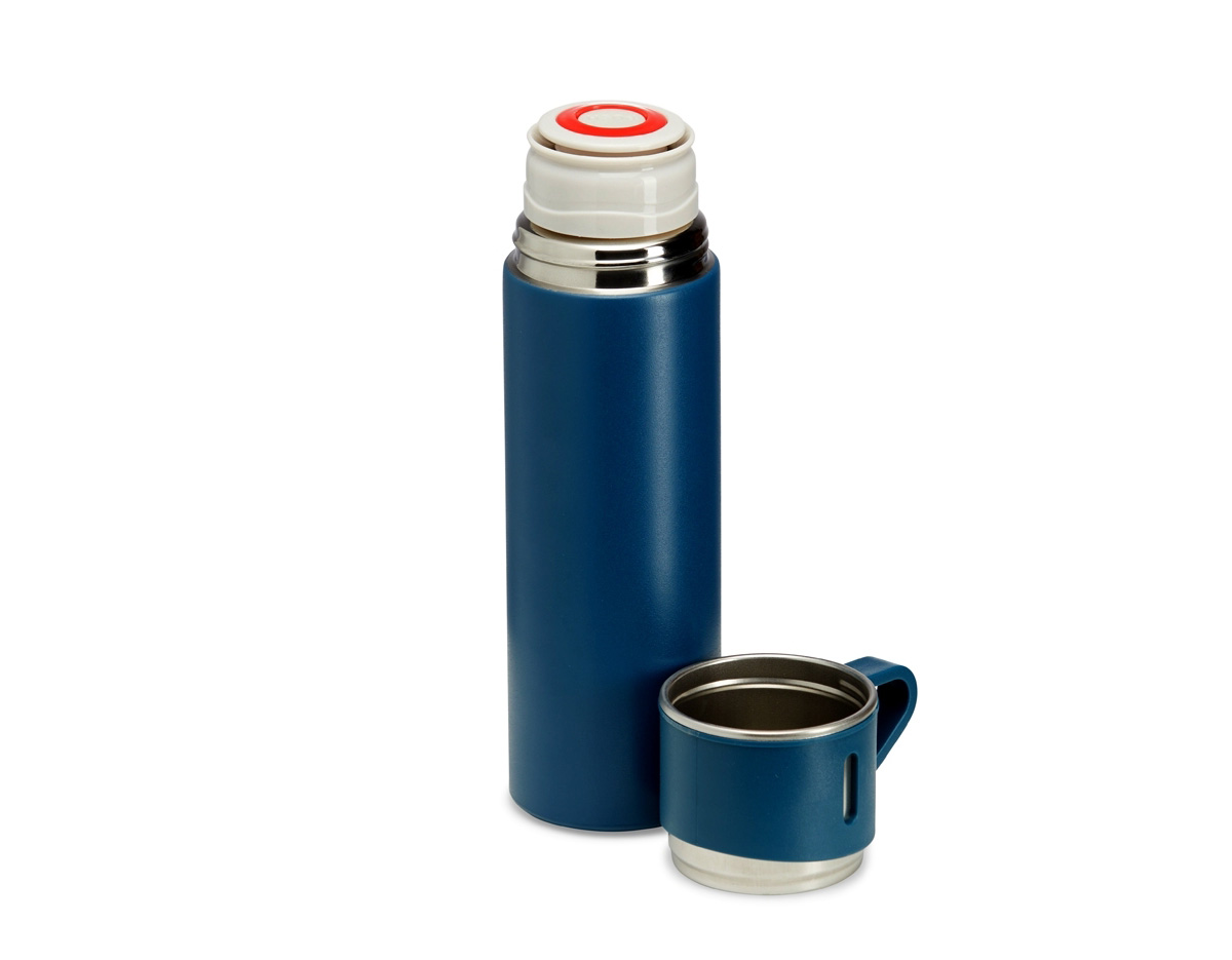 Kit garrafa térmica 450ml com duas tampas extras que podem ser utilizadas como xícaras. Garrafa produzida em inox com base antiderrapante e tampas de inox com revestimento plástico. Acompanha sacola de papel com berço de papelão para acomodação das peças.