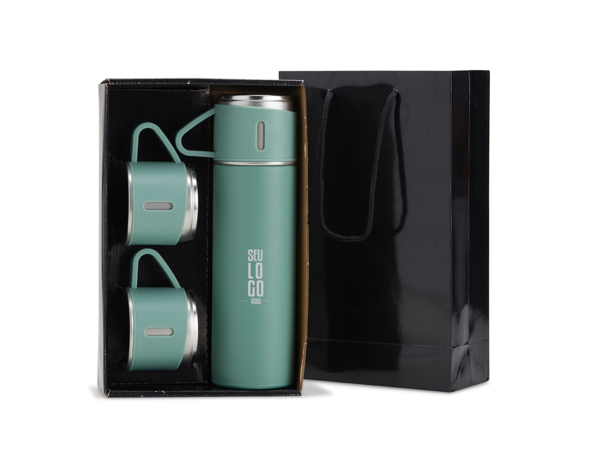 Kit garrafa térmica 450ml com duas tampas extras que podem ser utilizadas como xícaras. Garrafa produzida em inox com base antiderrapante e tampas de inox com revestimento plástico. Acompanha sacola de papel com berço de papelão para acomodação das peças.