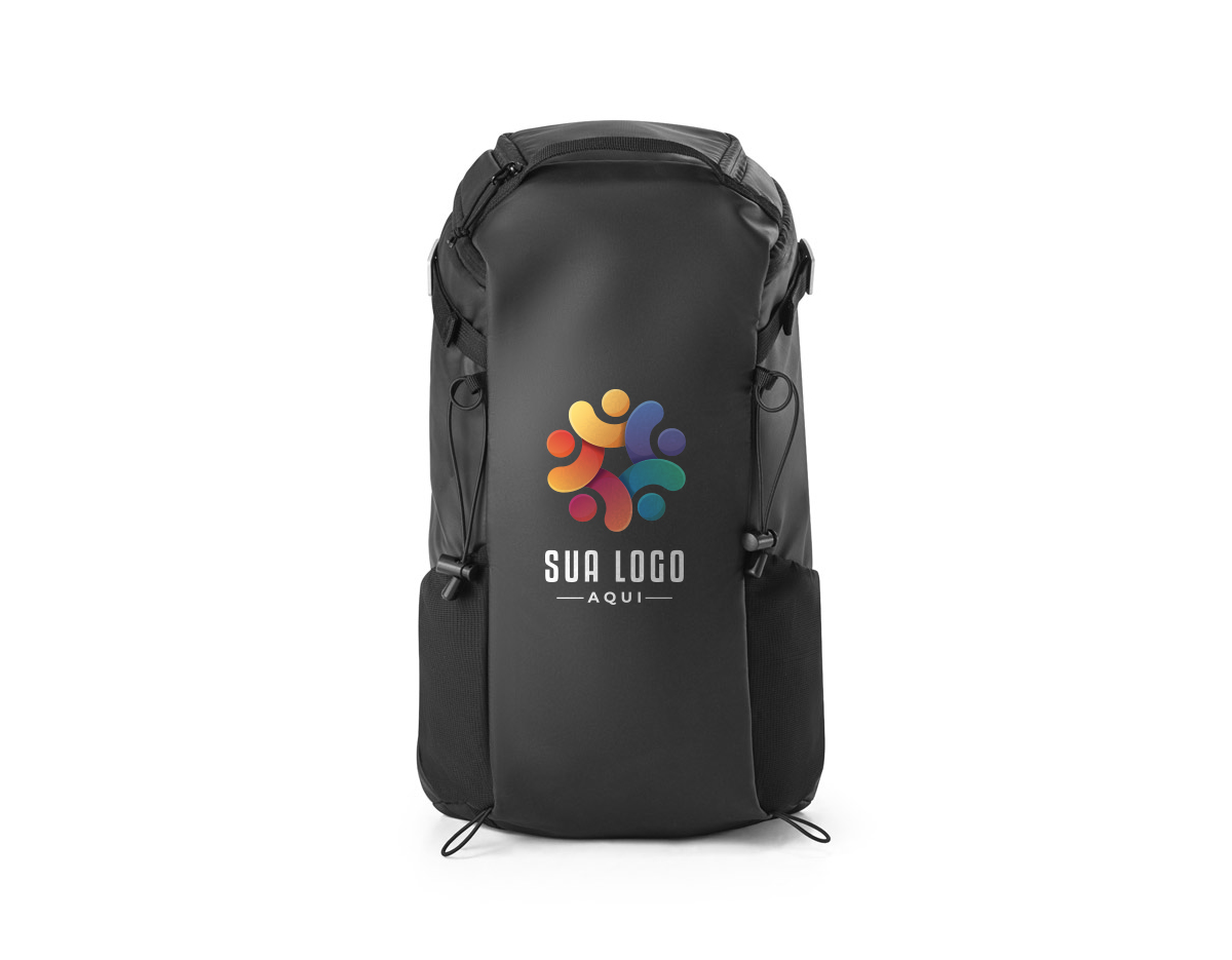 Mochila estilo hiking para utilização diária em ambientes urbanos, esportes ou desportos ao ar livre. O design funcional aliado à qualidade e resistência dos materiais fazem desta mochila um produto único. Composta por 600D poliéster reciclado (100% rPET) com revestimento resistente à água. A mochila tem compartimento posterior totalmente almofadado para notebook até 14” e compartimento principal com bolso multifunções em 210D poliéster reciclado (100% rPET). Bolsos laterais em tela mesh e bolso superior com zíper. Possui características particulares como presilhas multifuncionais, correias para controlo do peso, cinta peitoral. Capacidade até 18 L. 280 x 455 x 160 mm