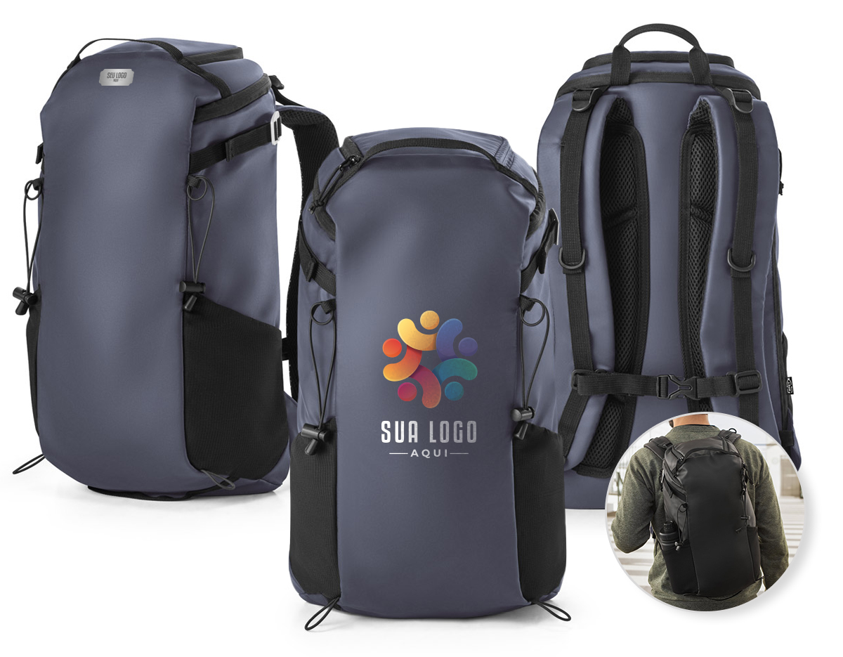 Mochila estilo hiking para utilização diária em ambientes urbanos, esportes ou desportos ao ar livre. O design funcional aliado à qualidade e resistência dos materiais fazem desta mochila um produto único. Composta por 600D poliéster reciclado (100% rPET) com revestimento resistente à água. A mochila tem compartimento posterior totalmente almofadado para notebook até 14” e compartimento principal com bolso multifunções em 210D poliéster reciclado (100% rPET). Bolsos laterais em tela mesh e bolso superior com zíper. Possui características particulares como presilhas multifuncionais, correias para controlo do peso, cinta peitoral. Capacidade até 18 L. 280 x 455 x 160 mm
