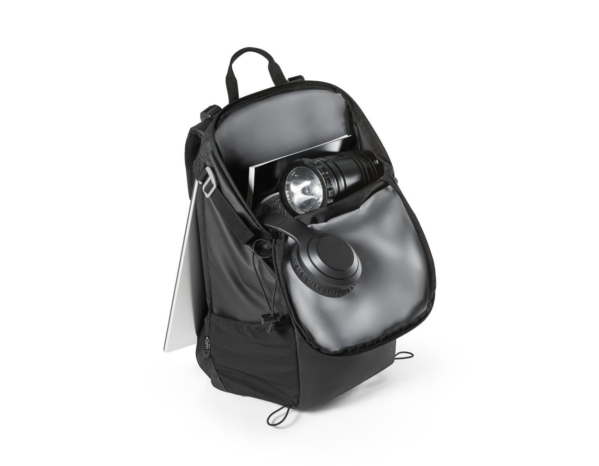 Mochila estilo hiking para utilização diária em ambientes urbanos, esportes ou desportos ao ar livre. O design funcional aliado à qualidade e resistência dos materiais fazem desta mochila um produto único. Composta por 600D poliéster reciclado (100% rPET) com revestimento resistente à água. A mochila tem compartimento posterior totalmente almofadado para notebook até 14” e compartimento principal com bolso multifunções em 210D poliéster reciclado (100% rPET). Bolsos laterais em tela mesh e bolso superior com zíper. Possui características particulares como presilhas multifuncionais, correias para controlo do peso, cinta peitoral. Capacidade até 18 L. 280 x 455 x 160 mm