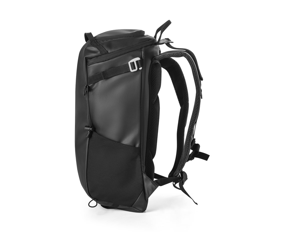 Mochila estilo hiking para utilização diária em ambientes urbanos, esportes ou desportos ao ar livre. O design funcional aliado à qualidade e resistência dos materiais fazem desta mochila um produto único. Composta por 600D poliéster reciclado (100% rPET) com revestimento resistente à água. A mochila tem compartimento posterior totalmente almofadado para notebook até 14” e compartimento principal com bolso multifunções em 210D poliéster reciclado (100% rPET). Bolsos laterais em tela mesh e bolso superior com zíper. Possui características particulares como presilhas multifuncionais, correias para controlo do peso, cinta peitoral. Capacidade até 18 L. 280 x 455 x 160 mm