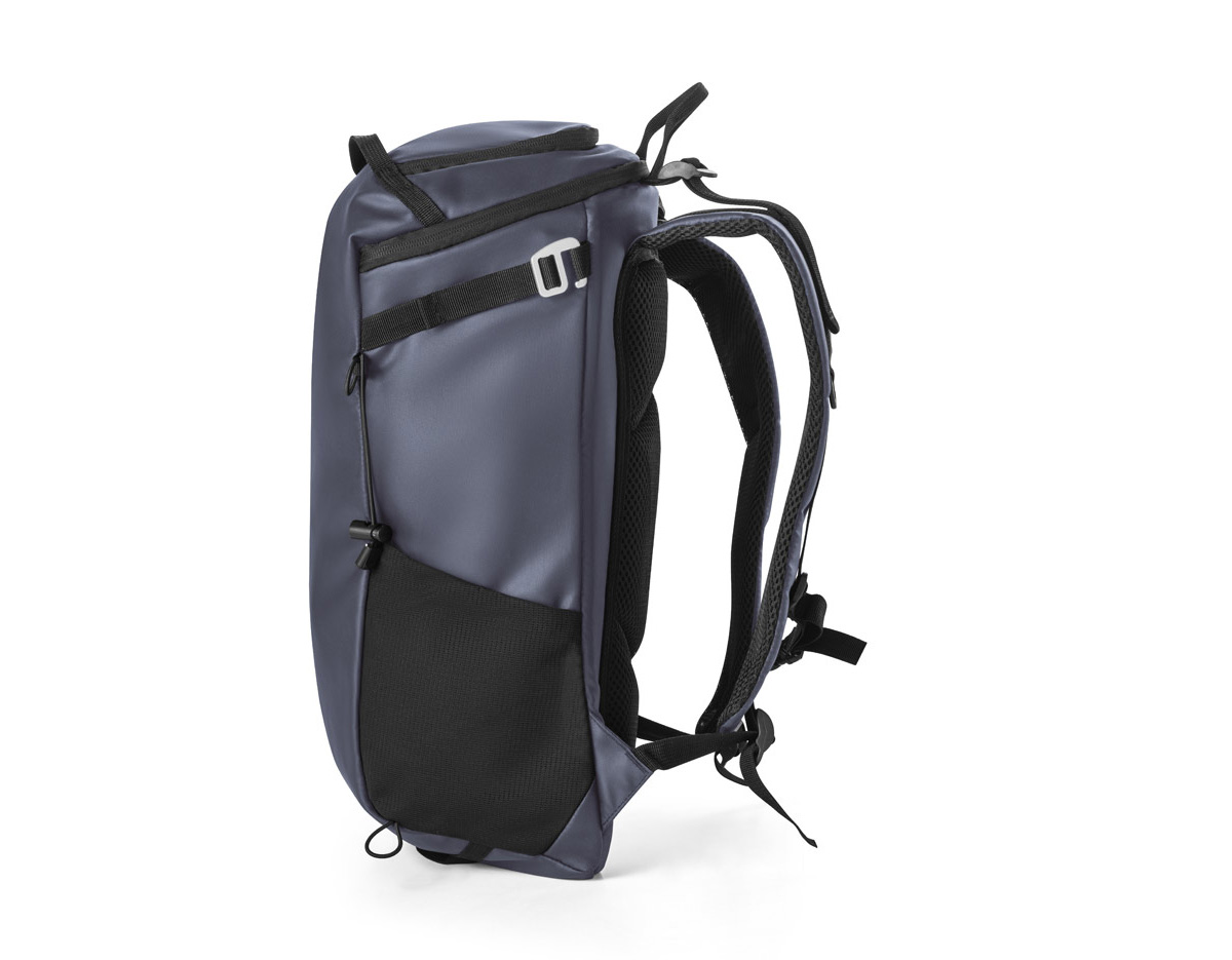 Mochila estilo hiking para utilização diária em ambientes urbanos, esportes ou desportos ao ar livre. O design funcional aliado à qualidade e resistência dos materiais fazem desta mochila um produto único. Composta por 600D poliéster reciclado (100% rPET) com revestimento resistente à água. A mochila tem compartimento posterior totalmente almofadado para notebook até 14” e compartimento principal com bolso multifunções em 210D poliéster reciclado (100% rPET). Bolsos laterais em tela mesh e bolso superior com zíper. Possui características particulares como presilhas multifuncionais, correias para controlo do peso, cinta peitoral. Capacidade até 18 L. 280 x 455 x 160 mm