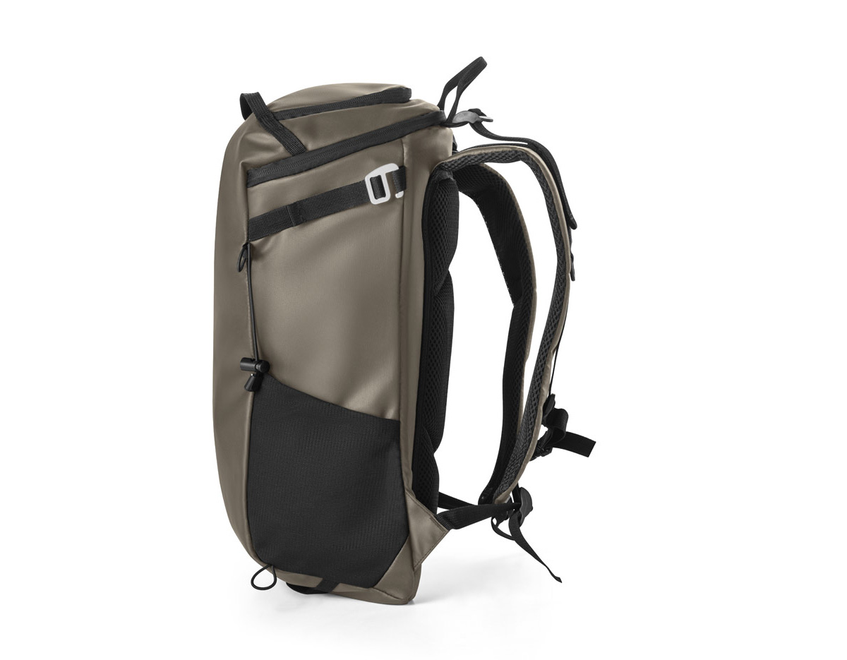 Mochila estilo hiking para utilização diária em ambientes urbanos, esportes ou desportos ao ar livre. O design funcional aliado à qualidade e resistência dos materiais fazem desta mochila um produto único. Composta por 600D poliéster reciclado (100% rPET) com revestimento resistente à água. A mochila tem compartimento posterior totalmente almofadado para notebook até 14” e compartimento principal com bolso multifunções em 210D poliéster reciclado (100% rPET). Bolsos laterais em tela mesh e bolso superior com zíper. Possui características particulares como presilhas multifuncionais, correias para controlo do peso, cinta peitoral. Capacidade até 18 L. 280 x 455 x 160 mm
