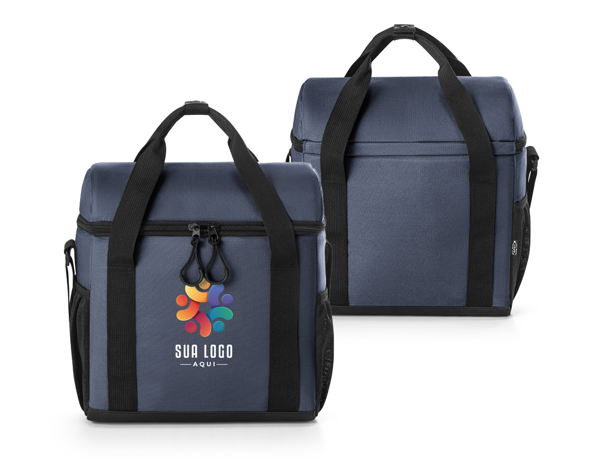 Bolsa térmica almofadada 600D ripstop em poliéster reciclado (100% rPET). Composto por 1 compartimento principal espaçoso com fecho duplo e 2 bolsos laterais em tela mesh para pequenos objetos. O interior forrado em PEVA garante um bom isolamento térmico permitindo a conservação do frio por mais tempo e a sua higienização. A robustez dos materiais que o compõe conferem-lhe uma grande resistência e durabilidade, pensado para as necessidades do dia a dia. Capacidade até 11 L. Certificação EU Food Grade. 260 x 290 x 160 mm