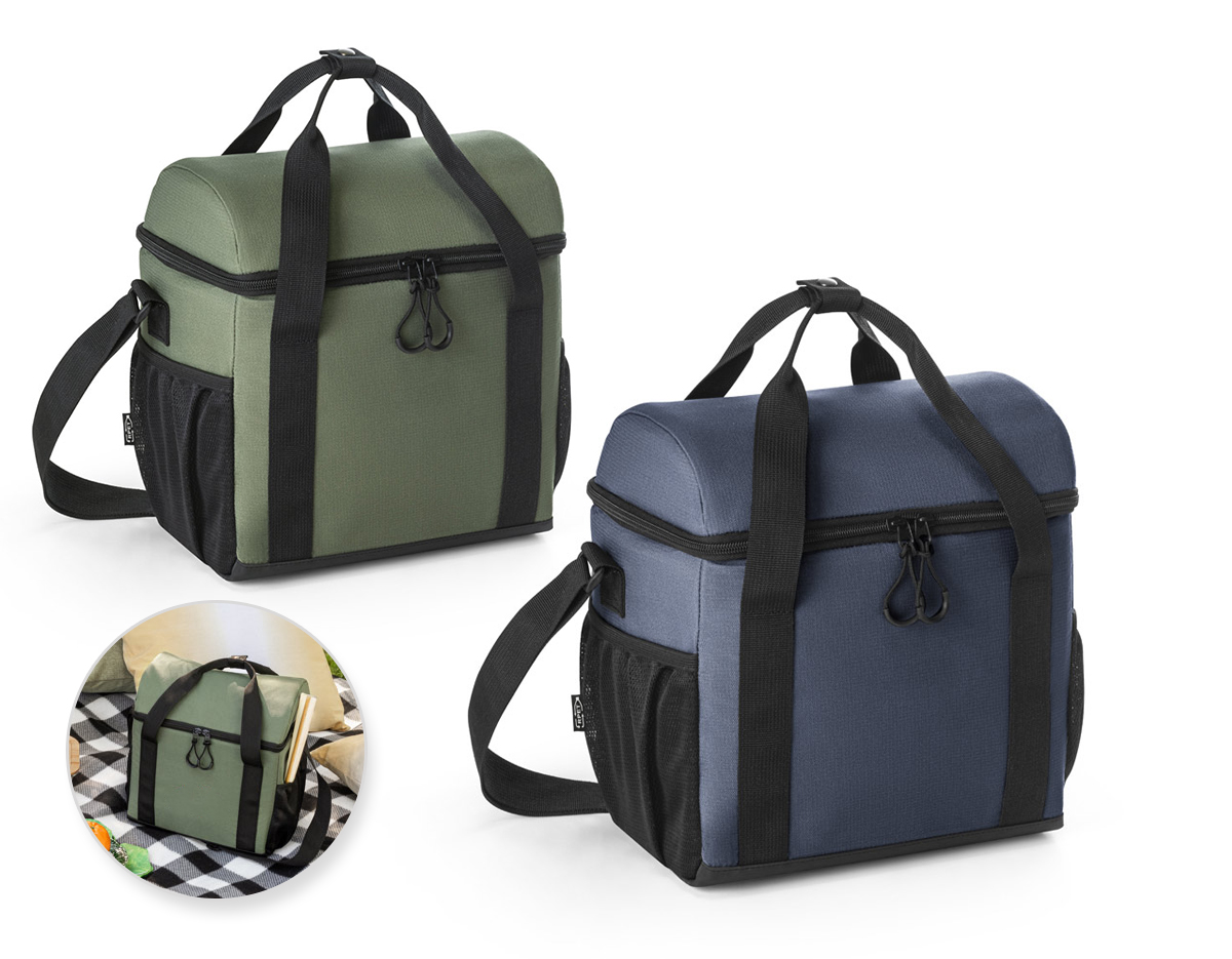 Bolsa térmica almofadada 600D ripstop em poliéster reciclado (100% rPET). Composto por 1 compartimento principal espaçoso com fecho duplo e 2 bolsos laterais em tela mesh para pequenos objetos. O interior forrado em PEVA garante um bom isolamento térmico permitindo a conservação do frio por mais tempo e a sua higienização. A robustez dos materiais que o compõe conferem-lhe uma grande resistência e durabilidade, pensado para as necessidades do dia a dia. Capacidade até 11 L. Certificação EU Food Grade. 260 x 290 x 160 mm