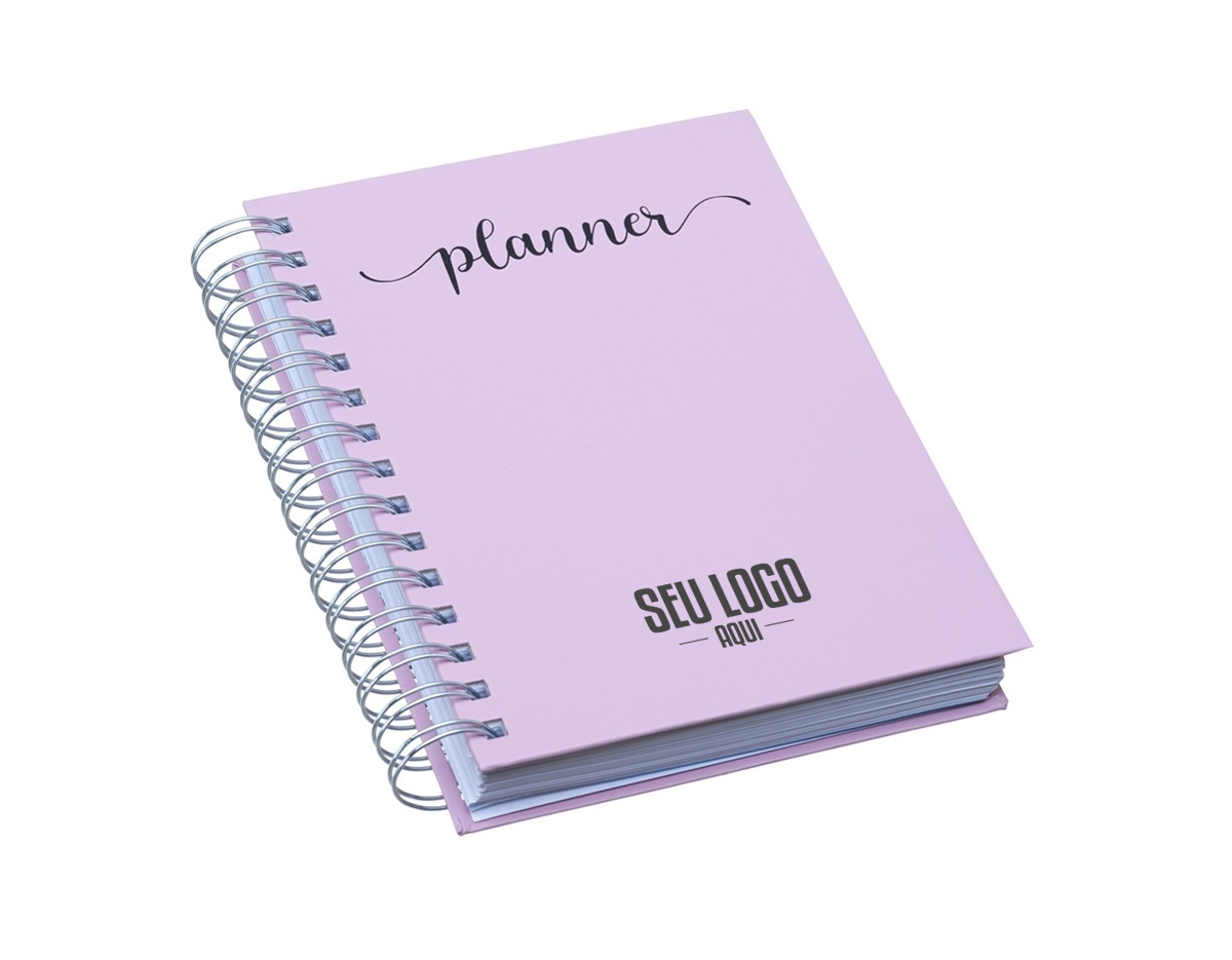 Planner anual em percalux com calendários mensais e semanais. Não possui datas fixas. Além dos calendários o planner contém páginas de identificação, roda da vida, datas importantes, senhas e acessos, contatos, metas anuais, planejamento anual, livros para ler, filmes para ver, minhas séries, controle financeiro, metas financeiras, despesas previstas, contas parceladas, saúde financeira, cuidados com a saúde, meu ano em pixel, e uma parte especial pets para registrar as informações, cuidados, compromissos, cronograma alimentar, vermífugos e vacinas.