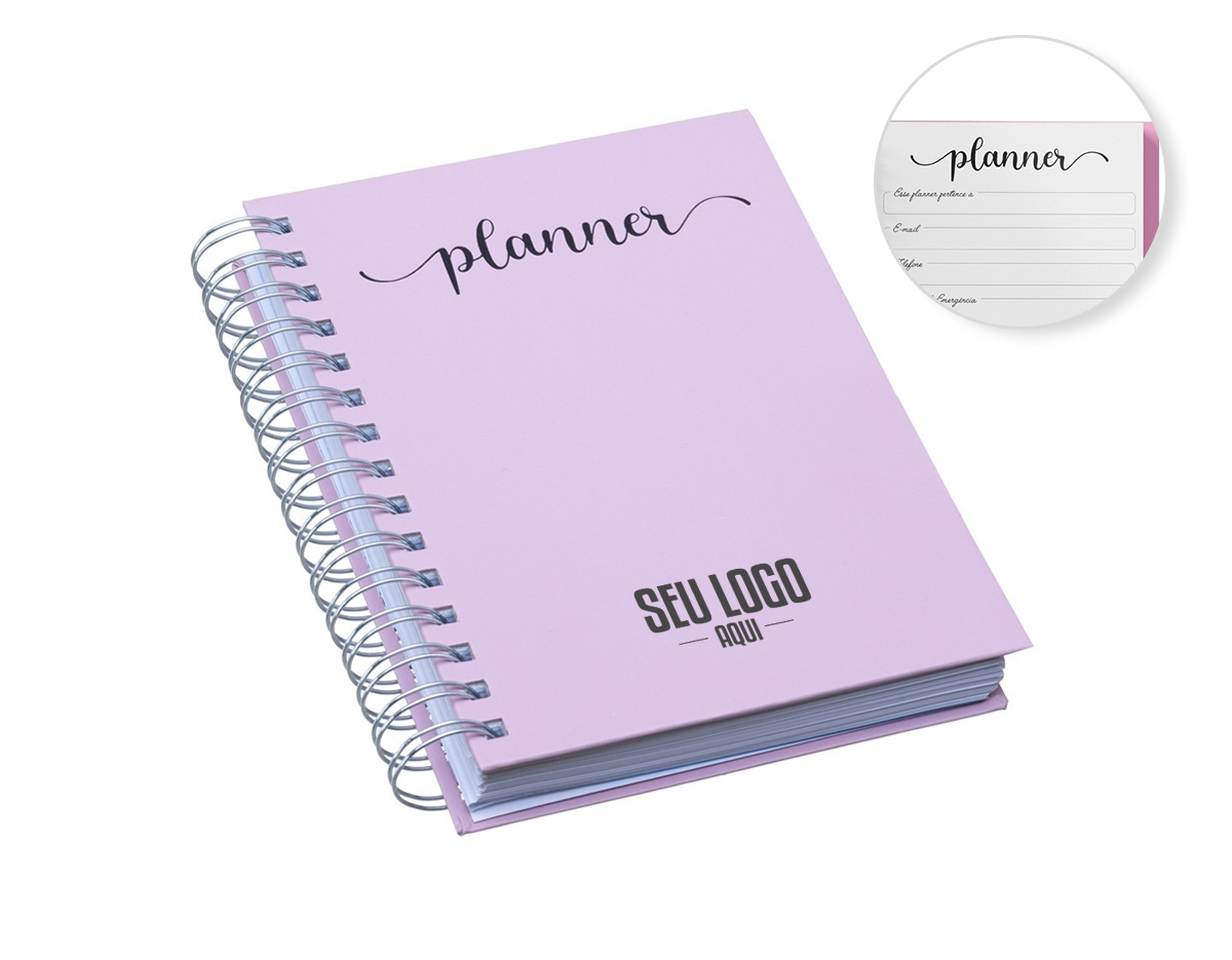 Planner anual em percalux com calendários mensais e semanais. Não possui datas fixas. Além dos calendários o planner contém páginas de identificação, roda da vida, datas importantes, senhas e acessos, contatos, metas anuais, planejamento anual, livros para ler, filmes para ver, minhas séries, controle financeiro, metas financeiras, despesas previstas, contas parceladas, saúde financeira, cuidados com a saúde, meu ano em pixel, e uma parte especial pets para registrar as informações, cuidados, compromissos, cronograma alimentar, vermífugos e vacinas.