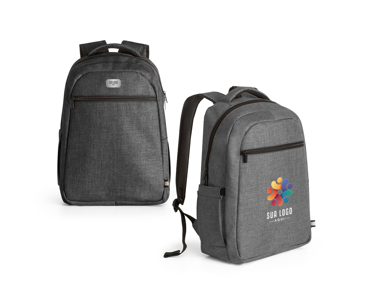 Mochila para notebook em 600D de alta densidade com compartimento principal para notebook até 15". Contém bolsos laterais em tela e um bolso frontal com zíper. Parte posterior e alças almofadadas que incorporam alça para trolley em caso de necessidade. Elemento refletor na parte frontal da mochila. Capacidade até 17 L. 320 x 420 x 150 mm