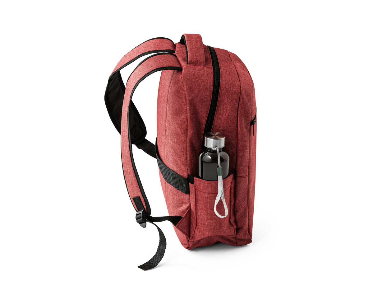 Mochila para notebook em 600D de alta densidade com compartimento principal para notebook até 15". Contém bolsos laterais em tela e um bolso frontal com zíper. Parte posterior e alças almofadadas que incorporam alça para trolley em caso de necessidade. Elemento refletor na parte frontal da mochila. Capacidade até 17 L. 320 x 420 x 150 mm