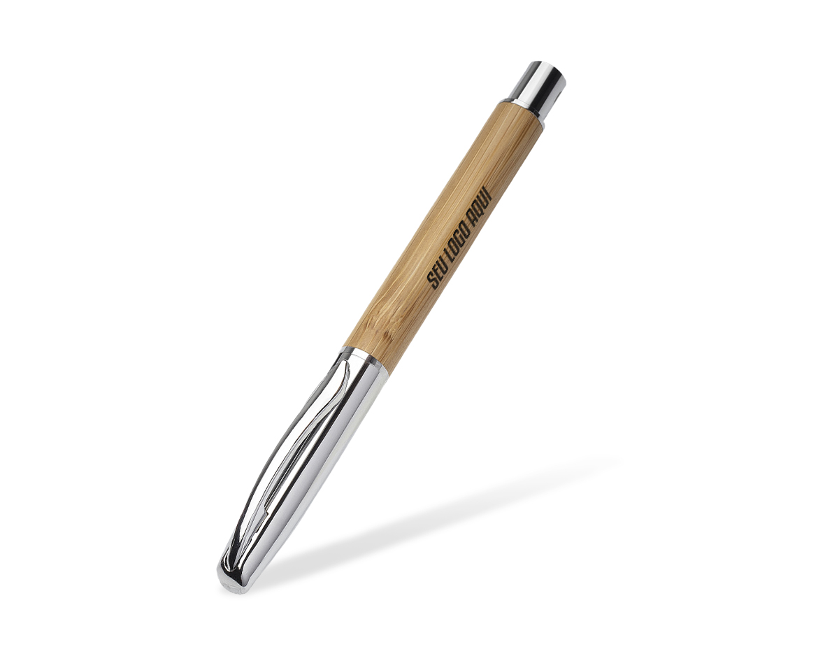 Caneta com corpo em bambu e detalhes metálicos. Design ecológico e elegante, ideal para escrita diária e como presente sofisticado.