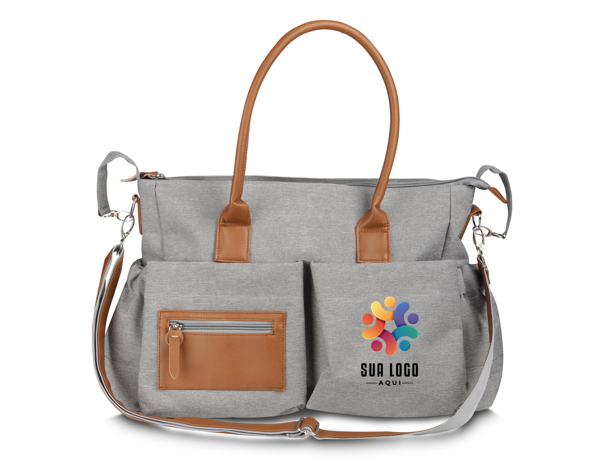 Mochila funcional em poliéster e couro sintético, equipada com compartimento principal com divisórias para organização. Possui alças de ombro e de mão, além de quatro bolsos laterais para armazenamento adicional. Ideal para uso diário e versátil.