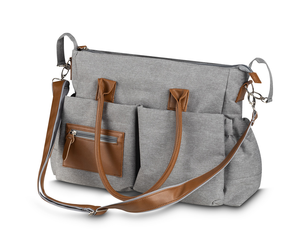 Mochila funcional em poliéster e couro sintético, equipada com compartimento principal com divisórias para organização. Possui alças de ombro e de mão, além de quatro bolsos laterais para armazenamento adicional. Ideal para uso diário e versátil.