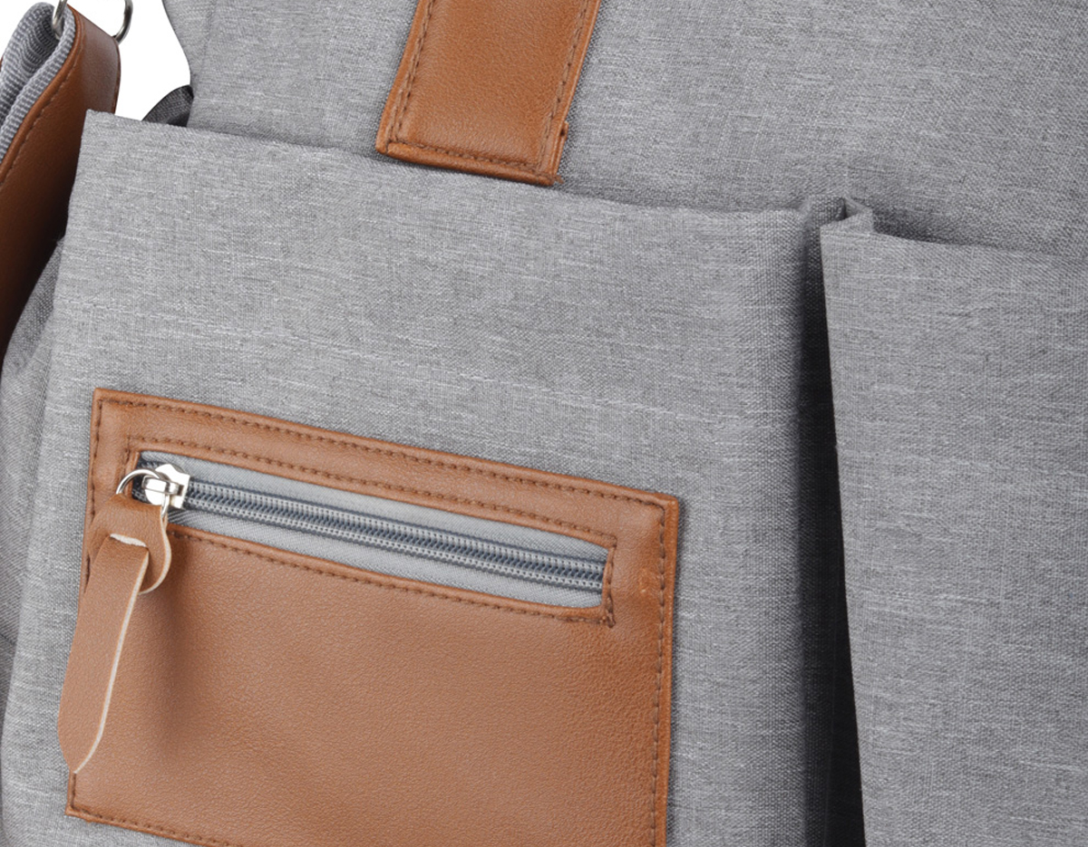 Mochila funcional em poliéster e couro sintético, equipada com compartimento principal com divisórias para organização. Possui alças de ombro e de mão, além de quatro bolsos laterais para armazenamento adicional. Ideal para uso diário e versátil.