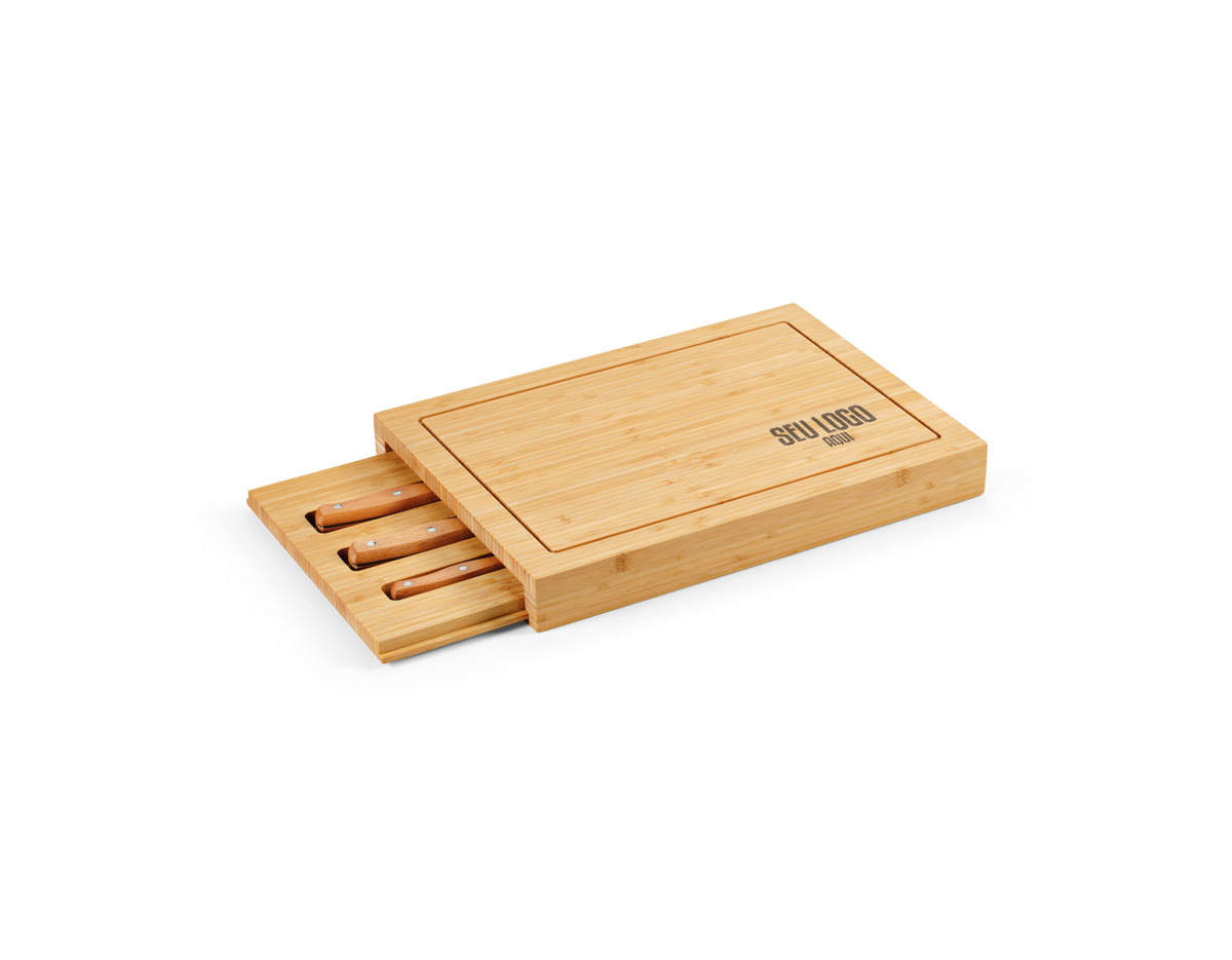 Conjunto de tábuas em bambu com 3 facas inclusas. Composto por duas tábuas: a tábua exterior e a tábua interior que assume duas funcionalidades - um compartimento para três facas inclusas (faca de legumes, faca de pão, faca de cozinha) e como tábua de corte.