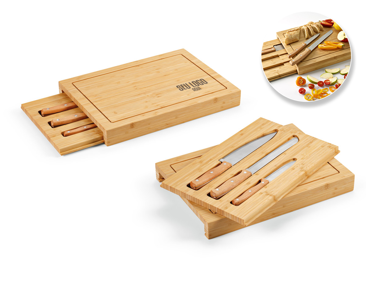 Conjunto de tábuas em bambu com 3 facas inclusas. Composto por duas tábuas: a tábua exterior e a tábua interior que assume duas funcionalidades - um compartimento para três facas inclusas (faca de legumes, faca de pão, faca de cozinha) e como tábua de corte.