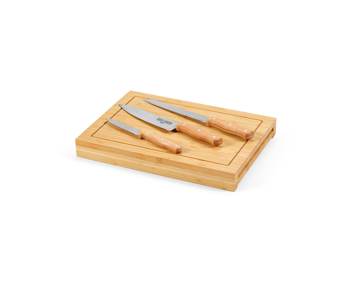 Conjunto de tábuas em bambu com 3 facas inclusas. Composto por duas tábuas: a tábua exterior e a tábua interior que assume duas funcionalidades - um compartimento para três facas inclusas (faca de legumes, faca de pão, faca de cozinha) e como tábua de corte.