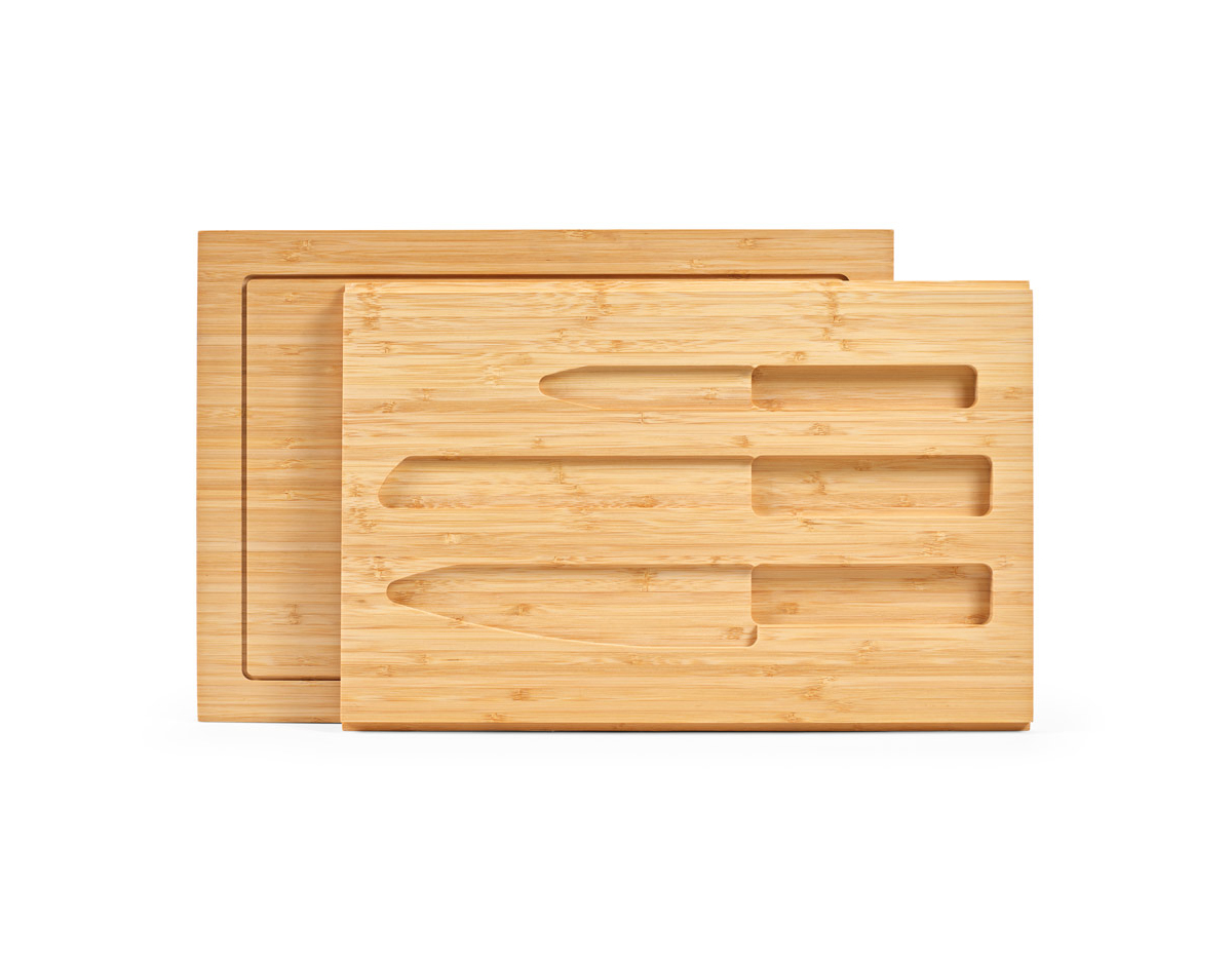 Conjunto de tábuas em bambu com 3 facas inclusas. Composto por duas tábuas: a tábua exterior e a tábua interior que assume duas funcionalidades - um compartimento para três facas inclusas (faca de legumes, faca de pão, faca de cozinha) e como tábua de corte.