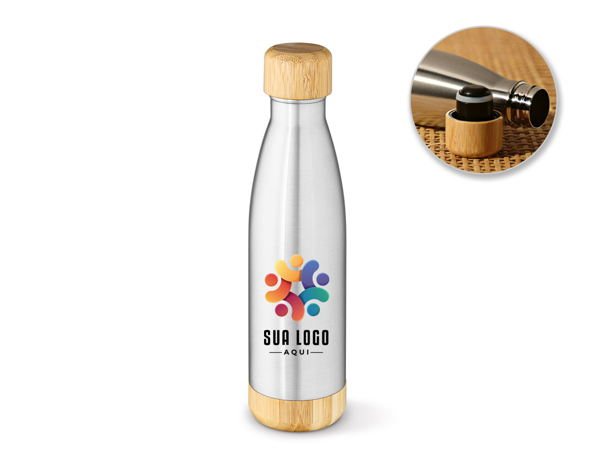 Garrafa em aço inox (90% reciclado) de parede dupla térmica, isolada a vácuo. Com tampa e base em bambu. Capacidade até 800 mL. Fornecido em caixa presente de papel kraft. Certificação EU Food Grade. A cor e o resultado da impressão nos materiais naturais pode variar entre produtos. ø80 x 312 mm