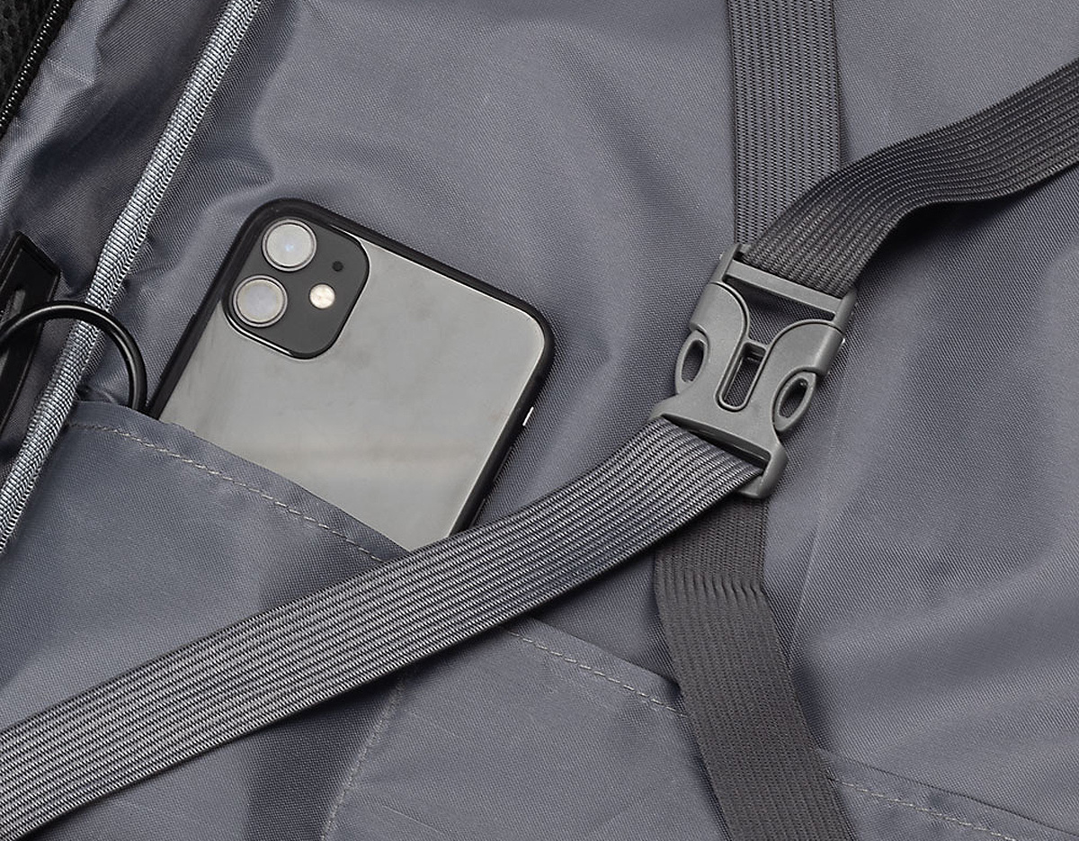 Mochila produzida em tecido de poliéster, alça de ombro e mão acolchoada,2 bolsos frontais e divisórias internas, aceita notebooks de até 15,6", porta USB na lateral da mochila, possui engate para mala de viagem.