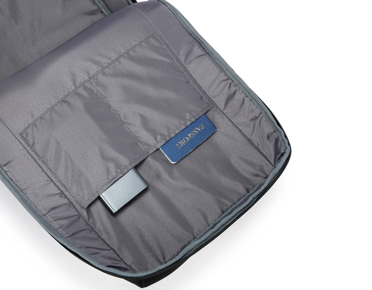 Mochila premium, produzida com poliéster acolchoado, alças de ombro acolchoadas, interior com divisórias, bolso frontal com zíper e na parte das costas uma divisória atrás do engate para mala de viagem, aceita notebook de até 15,6”.