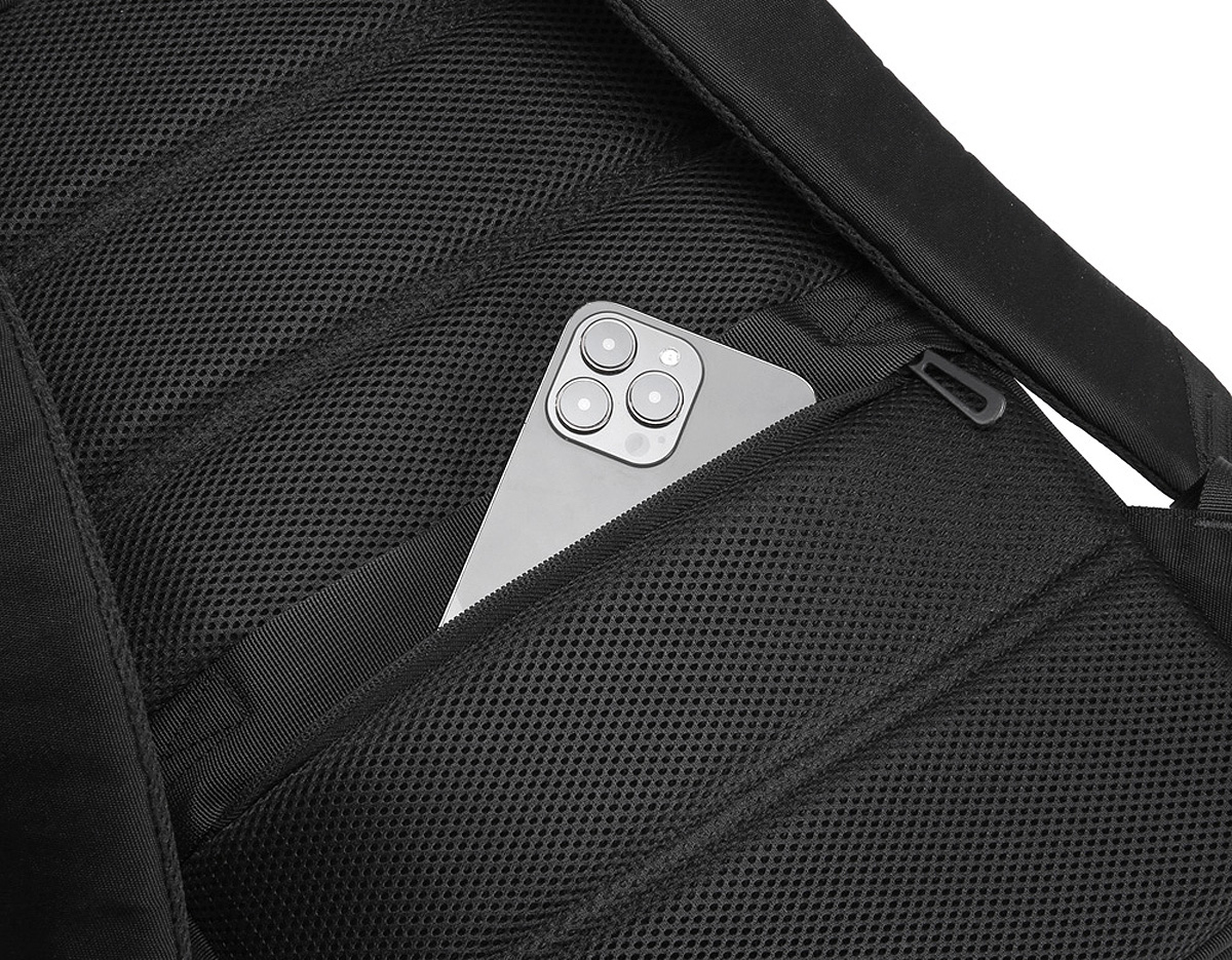 Mochila premium, produzida com poliéster acolchoado, alças de ombro acolchoadas, interior com divisórias, bolso frontal com zíper e na parte das costas uma divisória atrás do engate para mala de viagem, aceita notebook de até 15,6”.