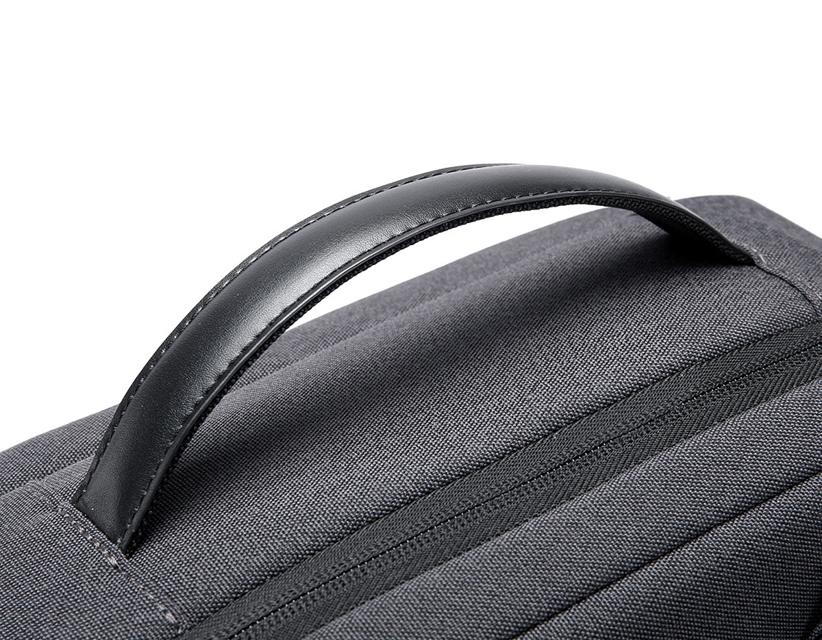 Mochila premium, produzida com poliéster acolchoado, alças de ombro acolchoadas, interior com divisórias com zíper para acomodar pequenos objetos, bolso frontal com zíper e na parte das costas uma divisória atrás, com engate para mala de viagem, aceita notebook de até 15,6”, porta USB na lateral.
