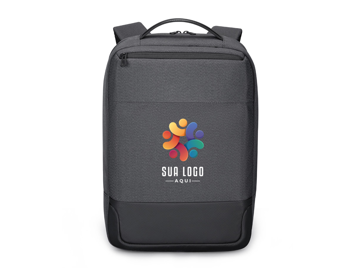 Mochila premium, produzida com poliéster acolchoado, alças de ombro acolchoadas, interior com divisórias com zíper para acomodar pequenos objetos, bolso frontal com zíper e na parte das costas uma divisória atrás, com engate para mala de viagem, aceita notebook de até 15,6”, porta USB na lateral.