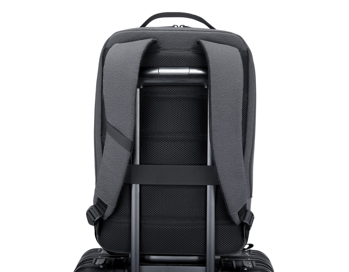 Mochila premium, produzida com poliéster acolchoado, alças de ombro acolchoadas, interior com divisórias com zíper para acomodar pequenos objetos, bolso frontal com zíper e na parte das costas uma divisória atrás, com engate para mala de viagem, aceita notebook de até 15,6”, porta USB na lateral.