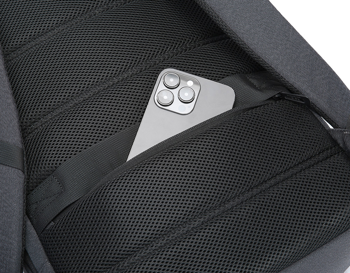 Mochila premium, produzida com poliéster acolchoado, alças de ombro acolchoadas, interior com divisórias com zíper para acomodar pequenos objetos, bolso frontal com zíper e na parte das costas uma divisória atrás, com engate para mala de viagem, aceita notebook de até 15,6”, porta USB na lateral.