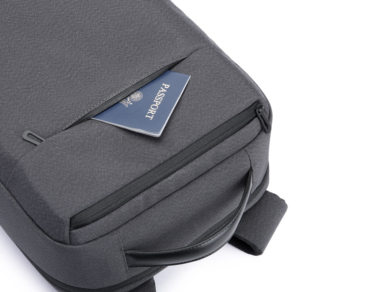 Mochila premium, produzida com poliéster acolchoado, alças de ombro acolchoadas, interior com divisórias com zíper para acomodar pequenos objetos, bolso frontal com zíper e na parte das costas uma divisória atrás, com engate para mala de viagem, aceita notebook de até 15,6”, porta USB na lateral.