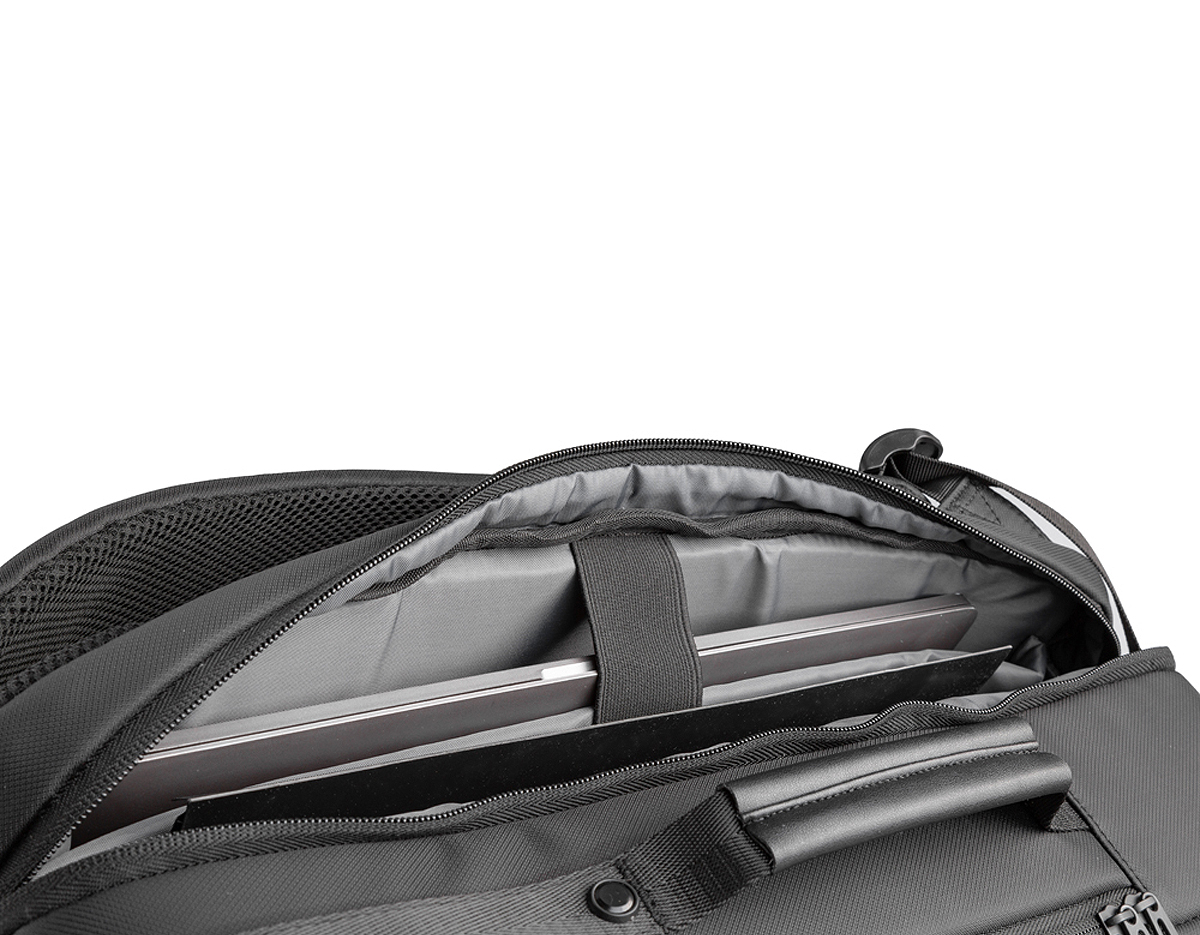 Mochila premium, produzida com poliéster acolchoado, alças de ombro acolchoadas, interior com divisórias com zíper para acomodar pequenos objetos, bolso frontal com zíper e na parte das costas uma divisória atrás do engate para mala de viagem, aceita notebook de até 15,6”, porta USB na lateral.