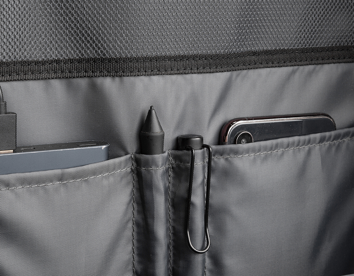 Mochila premium, produzida com poliéster acolchoado, alças de ombro acolchoadas, interior com divisórias com zíper para acomodar pequenos objetos, bolso frontal com zíper e na parte das costas uma divisória atrás do engate para mala de viagem, aceita notebook de até 15,6”, porta USB na lateral.