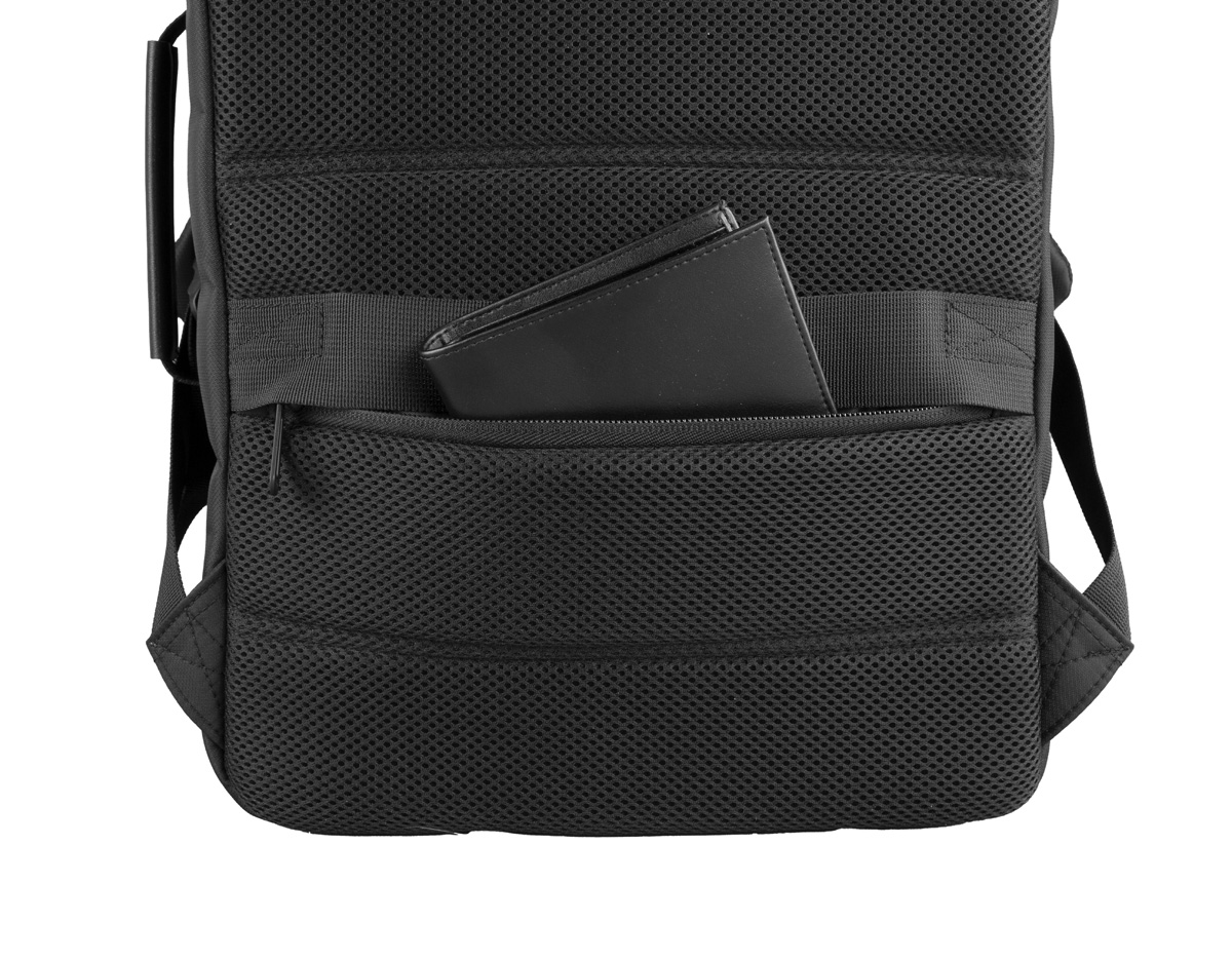 Mochila premium, produzida com poliéster acolchoado, alças de ombro acolchoadas, interior com divisórias com zíper para acomodar pequenos objetos, bolso frontal com zíper e na parte das costas uma divisória atrás do engate para mala de viagem, aceita notebook de até 15,6”, porta USB na lateral.