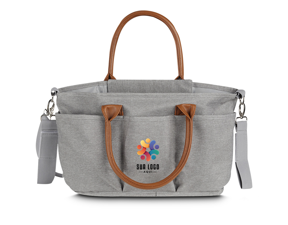 Bolsa Multifuncional em poliéster 300D com detalhes em PU e interior em 210D, possui 5 compartimentos externos. Conta com alças de ombro e mão em PU, engate para carrinho de bebê e velcro para fechamento interno. O interior oferece 5 divisórias removíveis, sendo uma com zíper e uma com tecido térmico, proporcionando praticidade e organização.