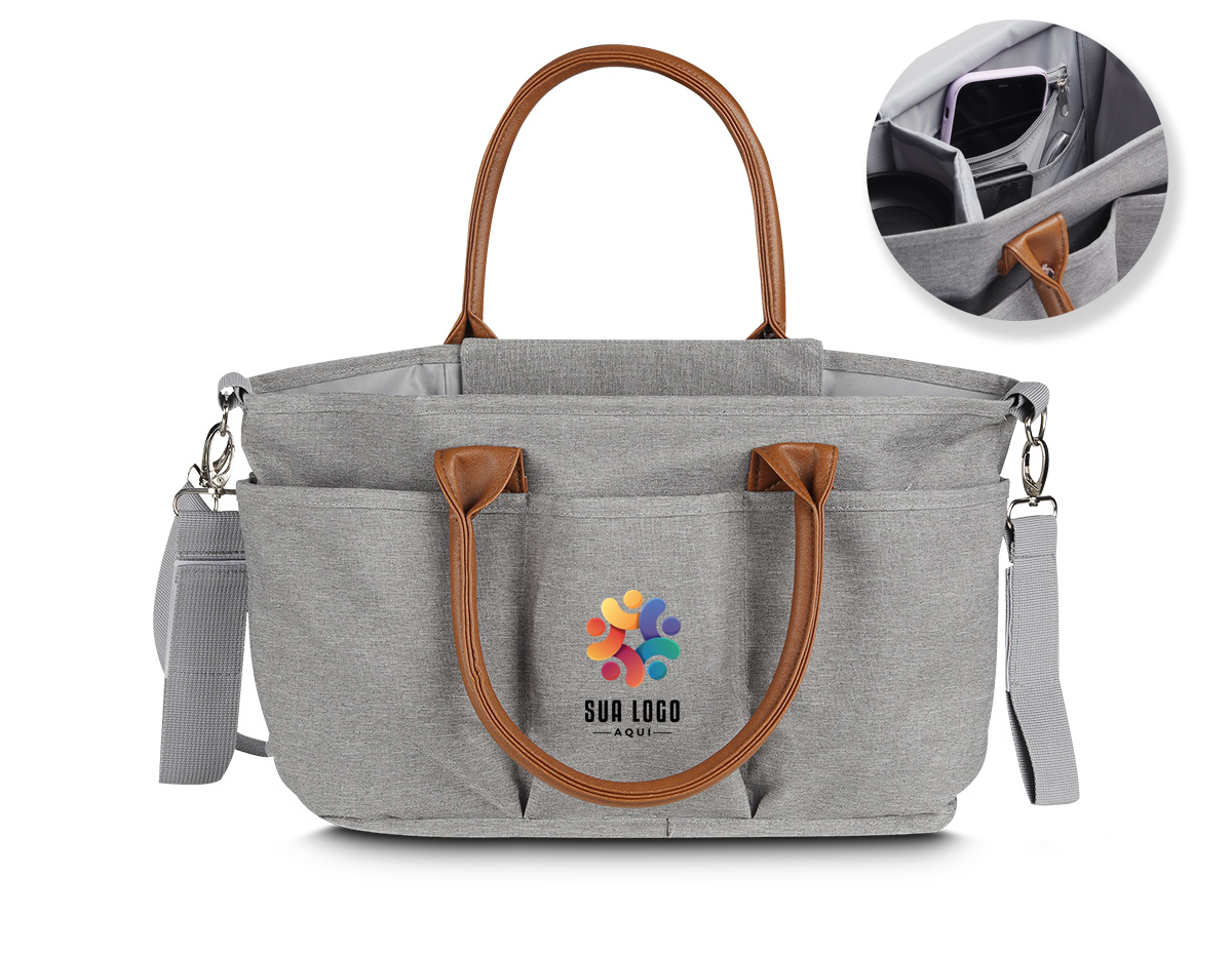 Bolsa Multifuncional em poliéster 300D com detalhes em PU e interior em 210D, possui 5 compartimentos externos. Conta com alças de ombro e mão em PU, engate para carrinho de bebê e velcro para fechamento interno. O interior oferece 5 divisórias removíveis, sendo uma com zíper e uma com tecido térmico, proporcionando praticidade e organização.