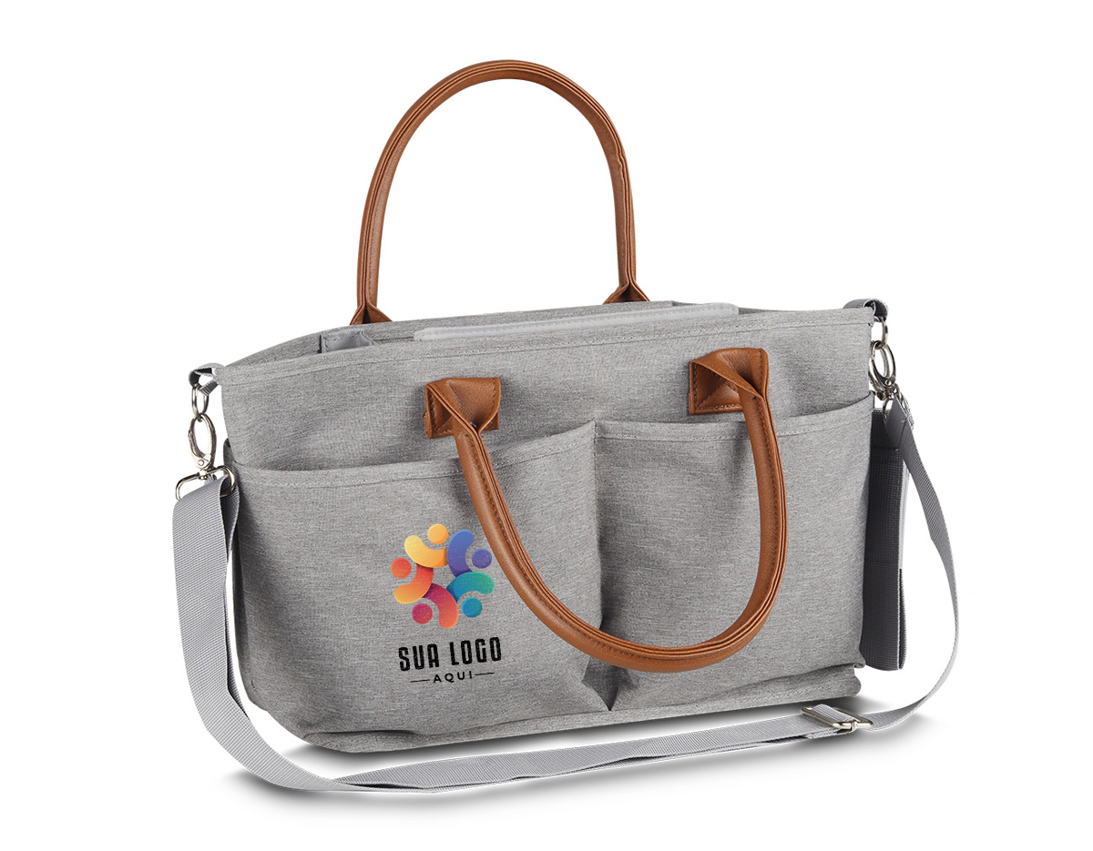 Bolsa Multifuncional em poliéster 300D com detalhes em PU e interior em 210D, possui 5 compartimentos externos. Conta com alças de ombro e mão em PU, engate para carrinho de bebê e velcro para fechamento interno. O interior oferece 5 divisórias removíveis, sendo uma com zíper e uma com tecido térmico, proporcionando praticidade e organização.