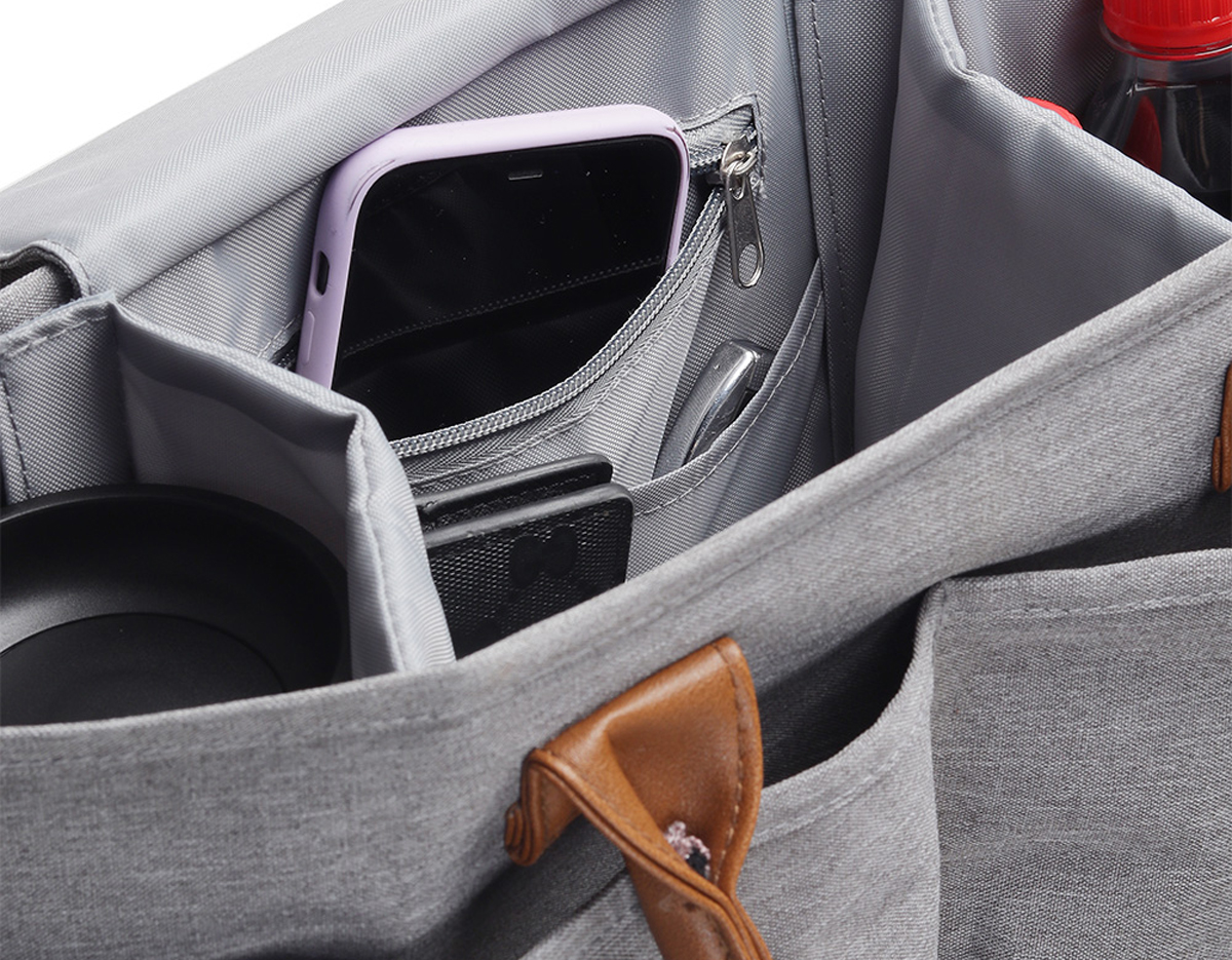 Bolsa Multifuncional em poliéster 300D com detalhes em PU e interior em 210D, possui 5 compartimentos externos. Conta com alças de ombro e mão em PU, engate para carrinho de bebê e velcro para fechamento interno. O interior oferece 5 divisórias removíveis, sendo uma com zíper e uma com tecido térmico, proporcionando praticidade e organização.