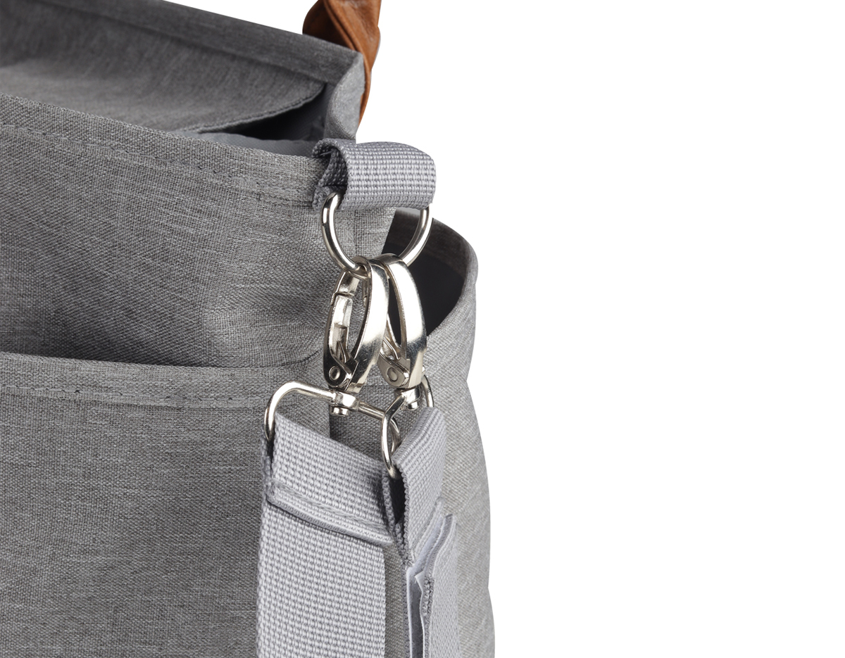 Bolsa Multifuncional em poliéster 300D com detalhes em PU e interior em 210D, possui 5 compartimentos externos. Conta com alças de ombro e mão em PU, engate para carrinho de bebê e velcro para fechamento interno. O interior oferece 5 divisórias removíveis, sendo uma com zíper e uma com tecido térmico, proporcionando praticidade e organização.