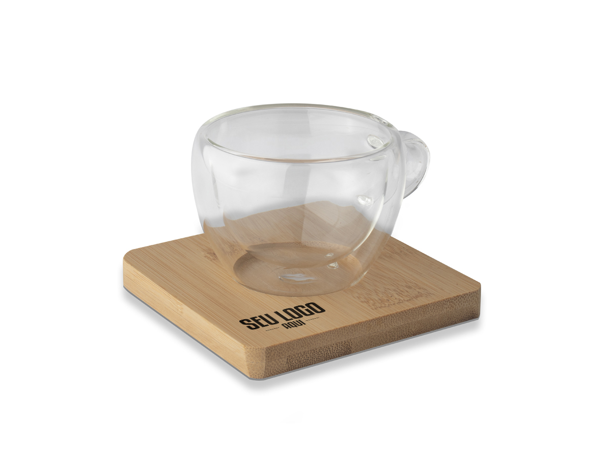 Conjunto com dois copos de vidro borossilicato de parede dupla, com capacidade de até 60 ml, ideal para espressos. Acompanha apoios de bambu para os copos e vem em uma caixa presenteável, oferecendo uma experiência sofisticada para apreciadores de café.