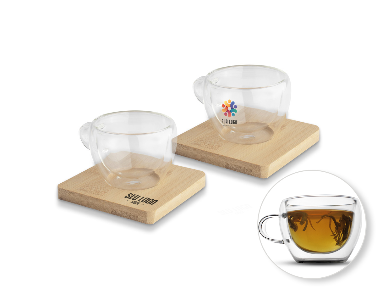 Conjunto com dois copos de vidro borossilicato de parede dupla, com capacidade de até 60 ml, ideal para espressos. Acompanha apoios de bambu para os copos e vem em uma caixa presenteável, oferecendo uma experiência sofisticada para apreciadores de café.