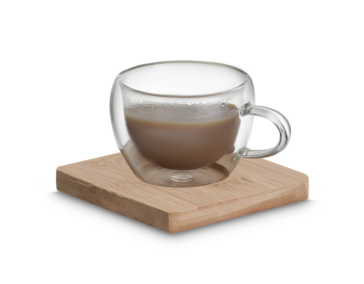 Conjunto com dois copos de vidro borossilicato de parede dupla, com capacidade de até 60 ml, ideal para espressos. Acompanha apoios de bambu para os copos e vem em uma caixa presenteável, oferecendo uma experiência sofisticada para apreciadores de café.