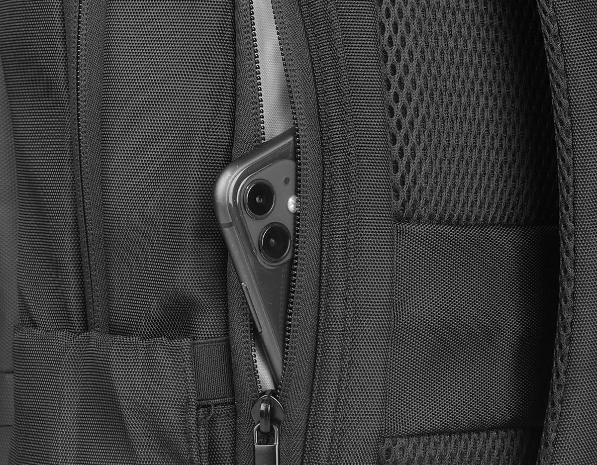 Mochila para notebook em tecido poliéster e detalhe em PU, compartimento interno para notebook de até 15,6", engate para mala de viagem, dois bolsos laterais e bolso frontal com zíper.