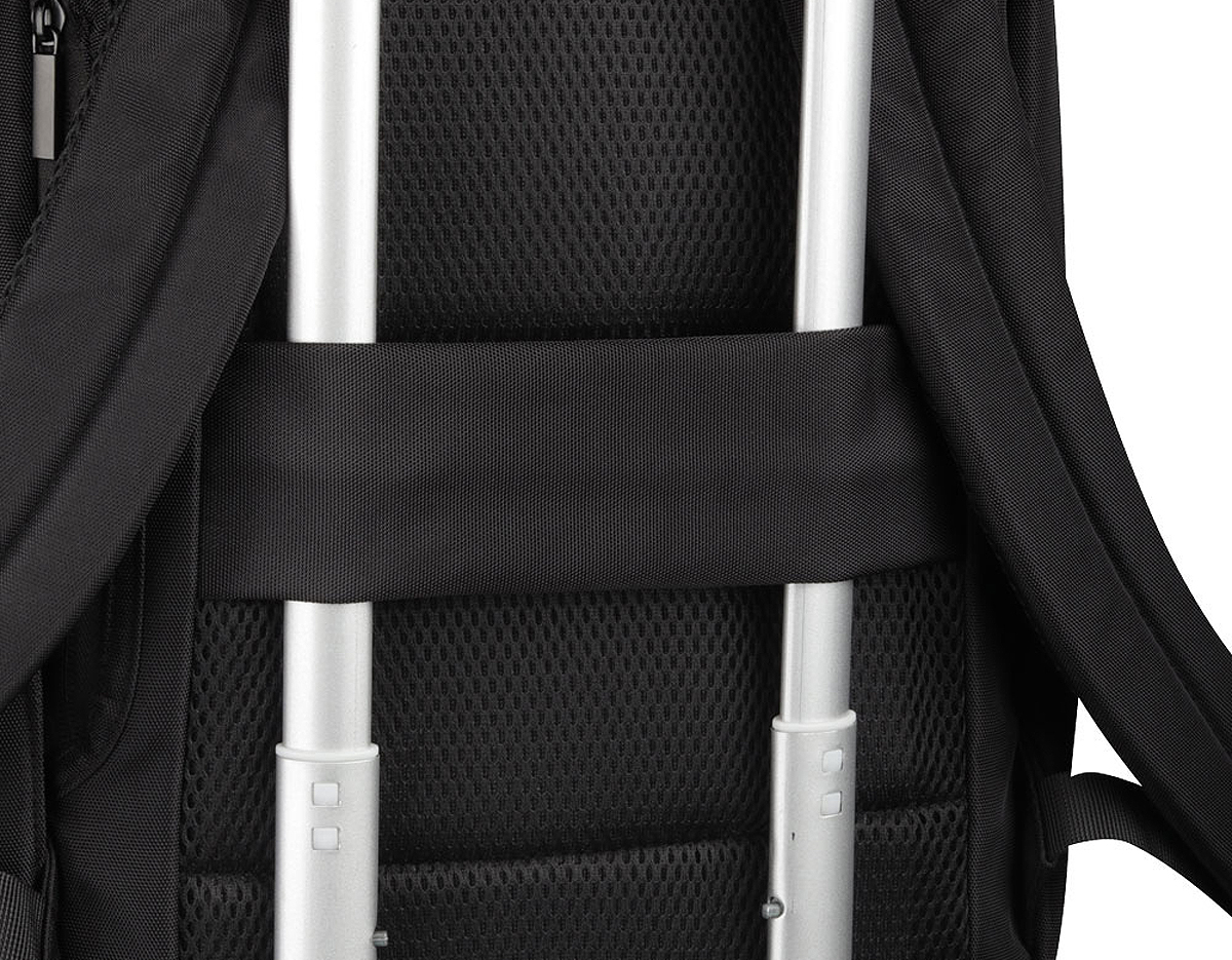 Mochila para notebook em tecido poliéster e detalhe em PU, compartimento interno para notebook de até 15,6", engate para mala de viagem, dois bolsos laterais e bolso frontal com zíper.