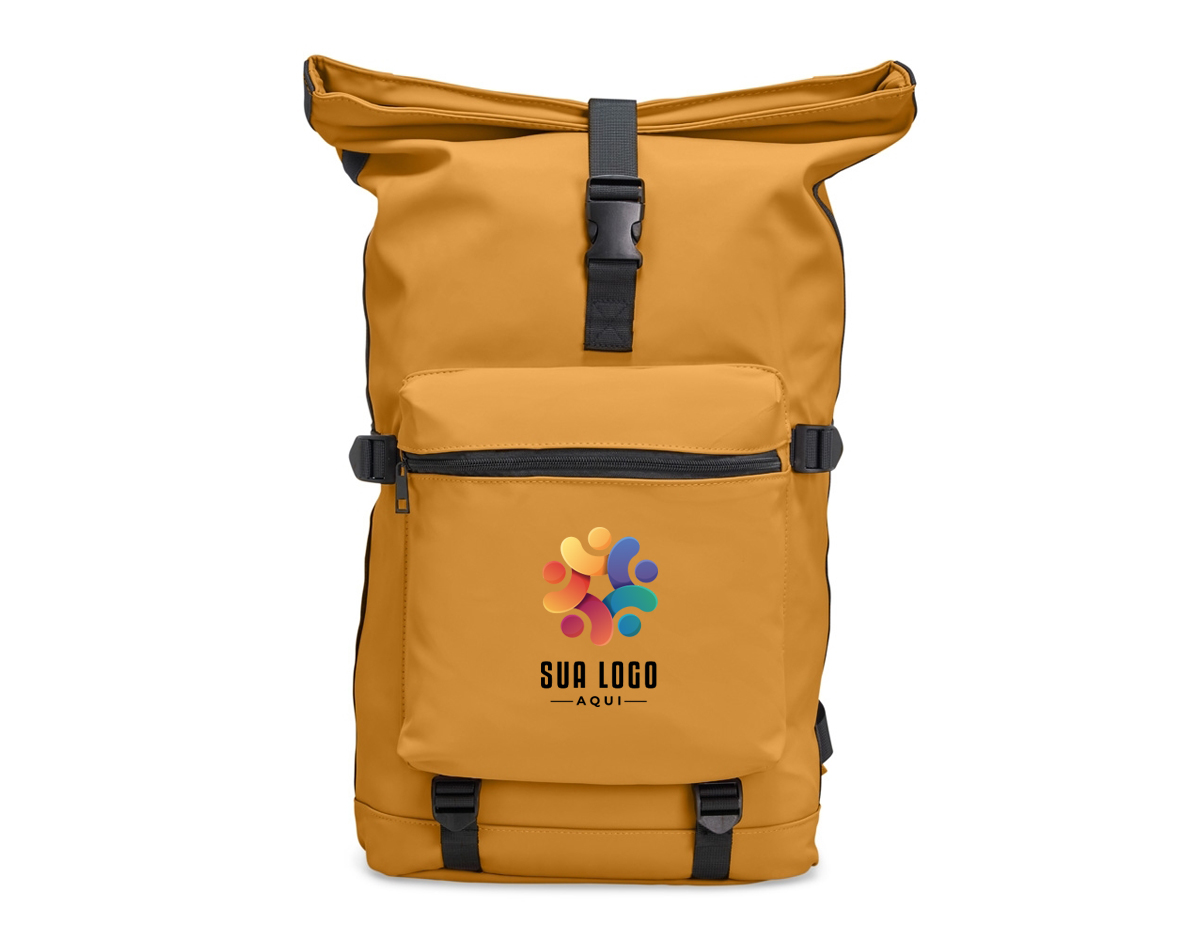 Mochila de couro sintético de 41 litros resistente à água. Possui dois compartimentos, sendo o principal com bolso para notebook de 15,6 polegadas. Possui fechamento por zíper e cinto com velcro, fivelas nas laterais para maior ajuste e engate para mala de viagem.