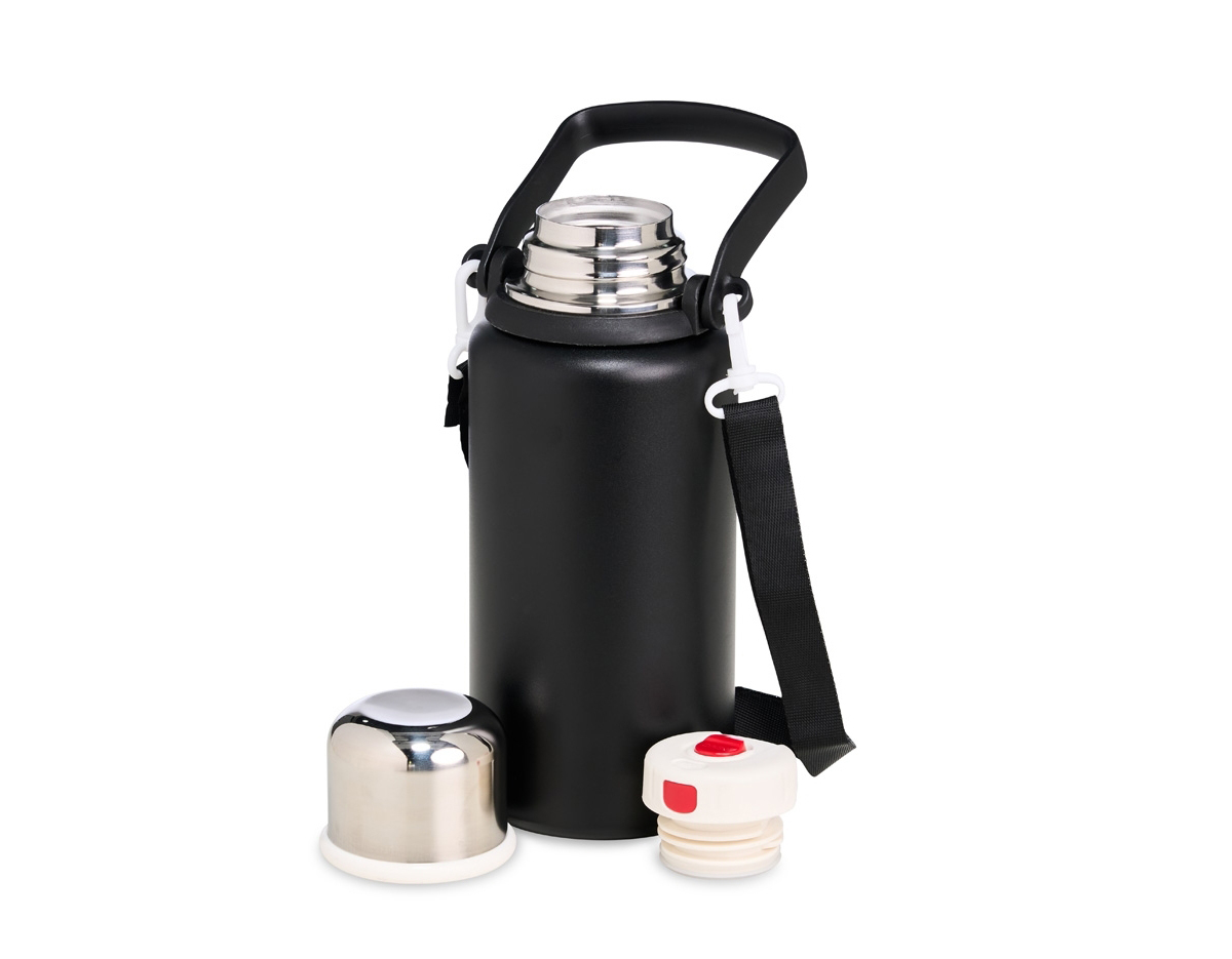 Robusta e prática, nossa garrafa térmica de 1 litro é a escolha ideal para quem busca conservação de qualidade. Feita com parede dupla de aço inoxidável 316, garantindo durabilidade e desempenho superior, a garrafa possui alças práticas, sendo uma de mão e outra transversal, ambas removíveis, oferecendo versatilidade para um visual discreto ou facilidade no transporte. Antivazamento, a tampa interna possui trava de segurança e botão de acionamento para liberação da bebida, além de um filtro infusor, ideal para adicionar ervas diretamente na garrafa e preparar chás instantaneamente, sem deixar passar resíduos. Eficiente, nossa garrafa térmica mantém as bebidas quentes ou frias por horas, sempre com o máximo de segurança e conveniência.
