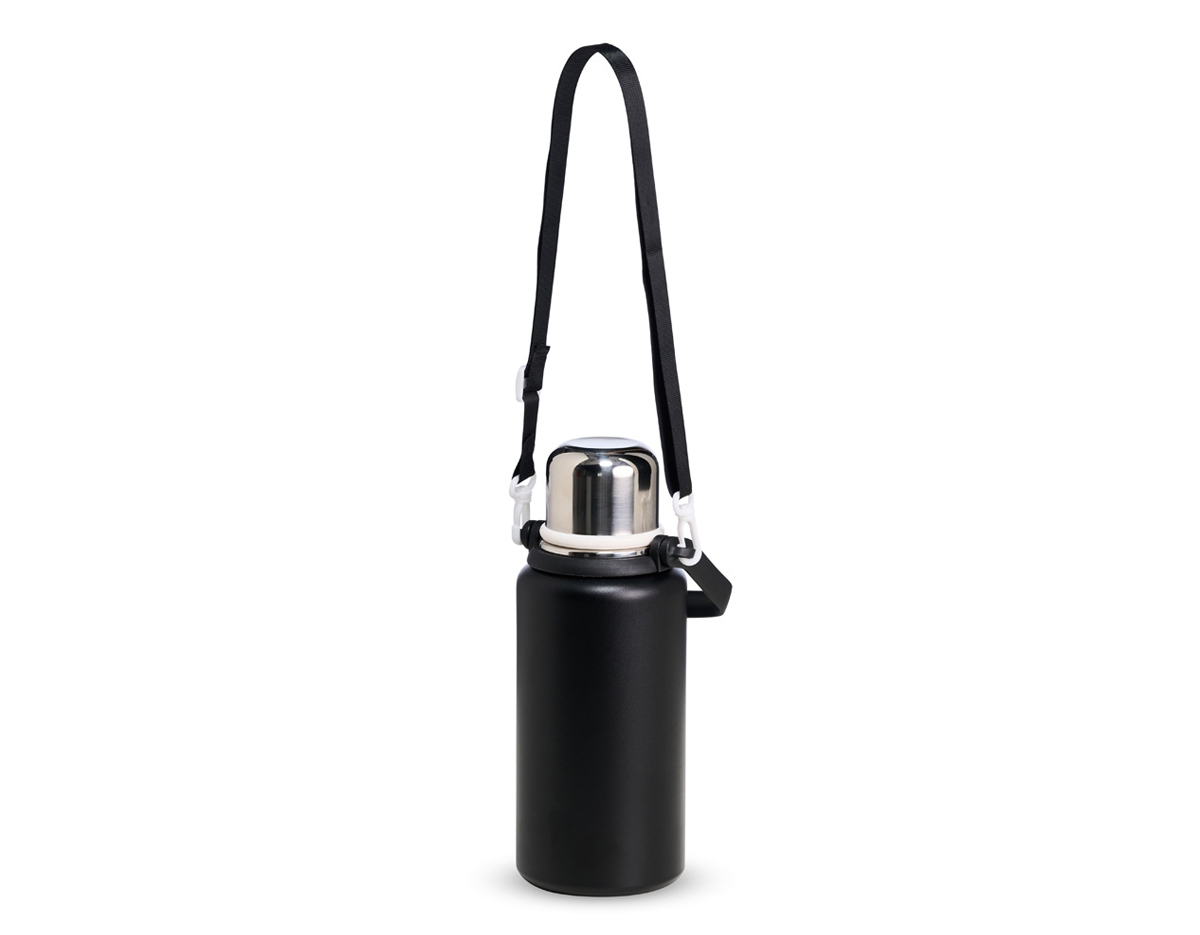 Robusta e prática, nossa garrafa térmica de 1 litro é a escolha ideal para quem busca conservação de qualidade. Feita com parede dupla de aço inoxidável 316, garantindo durabilidade e desempenho superior, a garrafa possui alças práticas, sendo uma de mão e outra transversal, ambas removíveis, oferecendo versatilidade para um visual discreto ou facilidade no transporte. Antivazamento, a tampa interna possui trava de segurança e botão de acionamento para liberação da bebida, além de um filtro infusor, ideal para adicionar ervas diretamente na garrafa e preparar chás instantaneamente, sem deixar passar resíduos. Eficiente, nossa garrafa térmica mantém as bebidas quentes ou frias por horas, sempre com o máximo de segurança e conveniência.