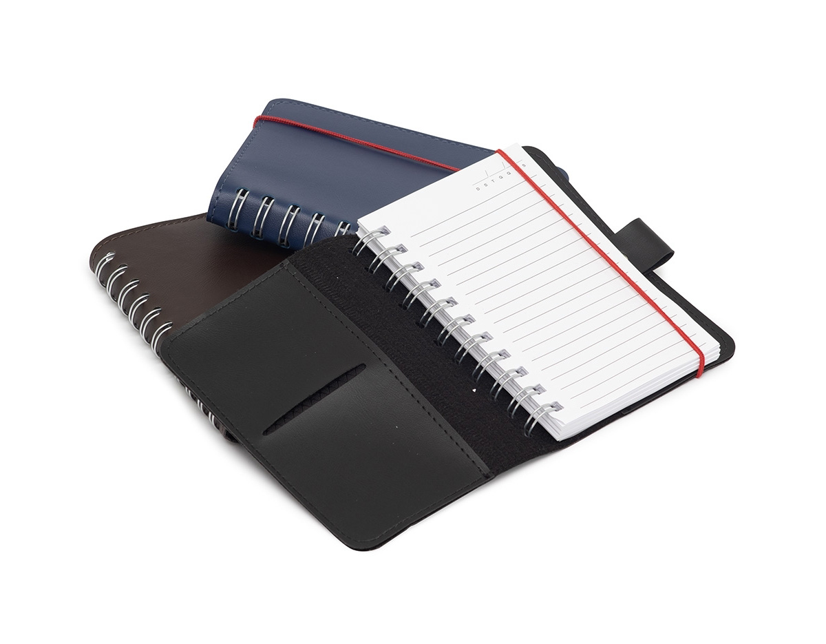 Feita para registrar ideias, pensamentos, tarefas e compromissos, nossa Caderneta Flexível em couro combina elegância e funcionalidade. Com aproximadamente 95 folhas brancas pautadas, ela é ideal para anotações, esboços e reflexões. Além disso, a caderneta possui bolsos internos para cartões e documentos e um elástico para lacre, garantindo que tudo fique seguro e organizado.