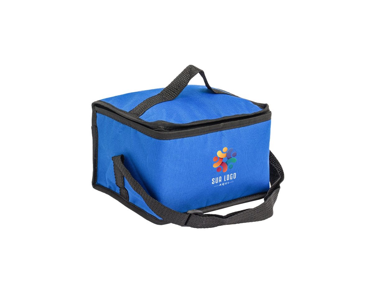 Leve o essencial para onde quiser com nossa Bolsa Térmica de 8 Litros. Feita de nylon resistente, esta bolsa combina durabilidade e leveza. Contém um bolso de rede na parte de trás, uma alça de mão prática e uma alça ajustável para as costas. Tudo isso para oferecer praticidade e conforto ao dia a dia.