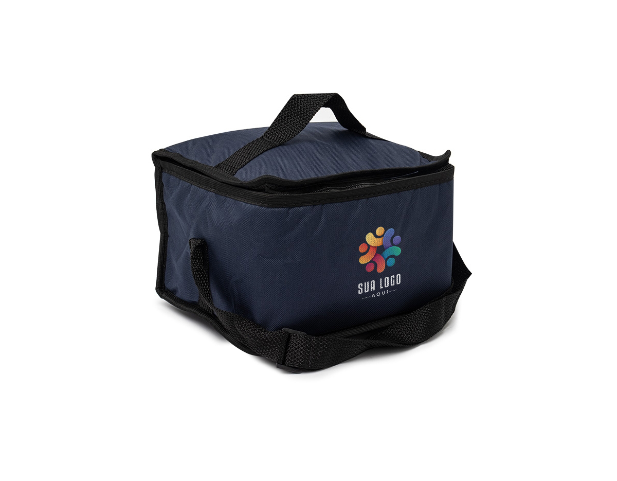 Leve o essencial para onde quiser com nossa Bolsa Térmica de 8 Litros. Feita de nylon resistente, esta bolsa combina durabilidade e leveza. Contém um bolso de rede na parte de trás, uma alça de mão prática e uma alça ajustável para as costas. Tudo isso para oferecer praticidade e conforto ao dia a dia.